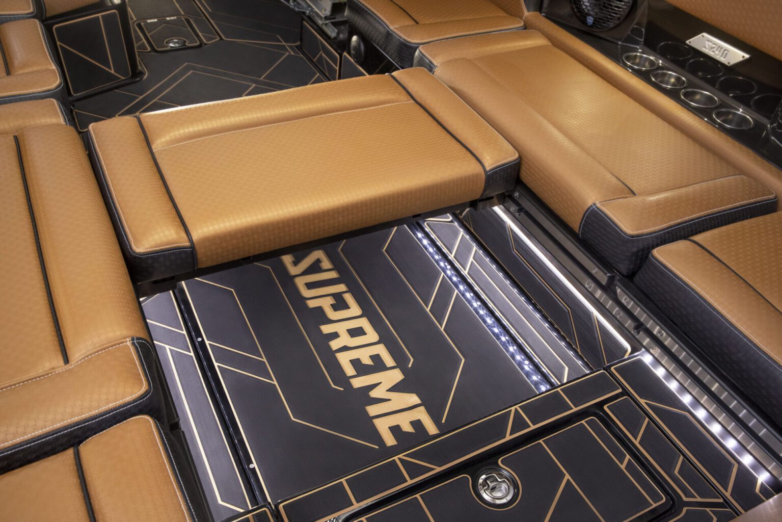 SUPREME S240 - Stream Yachts 