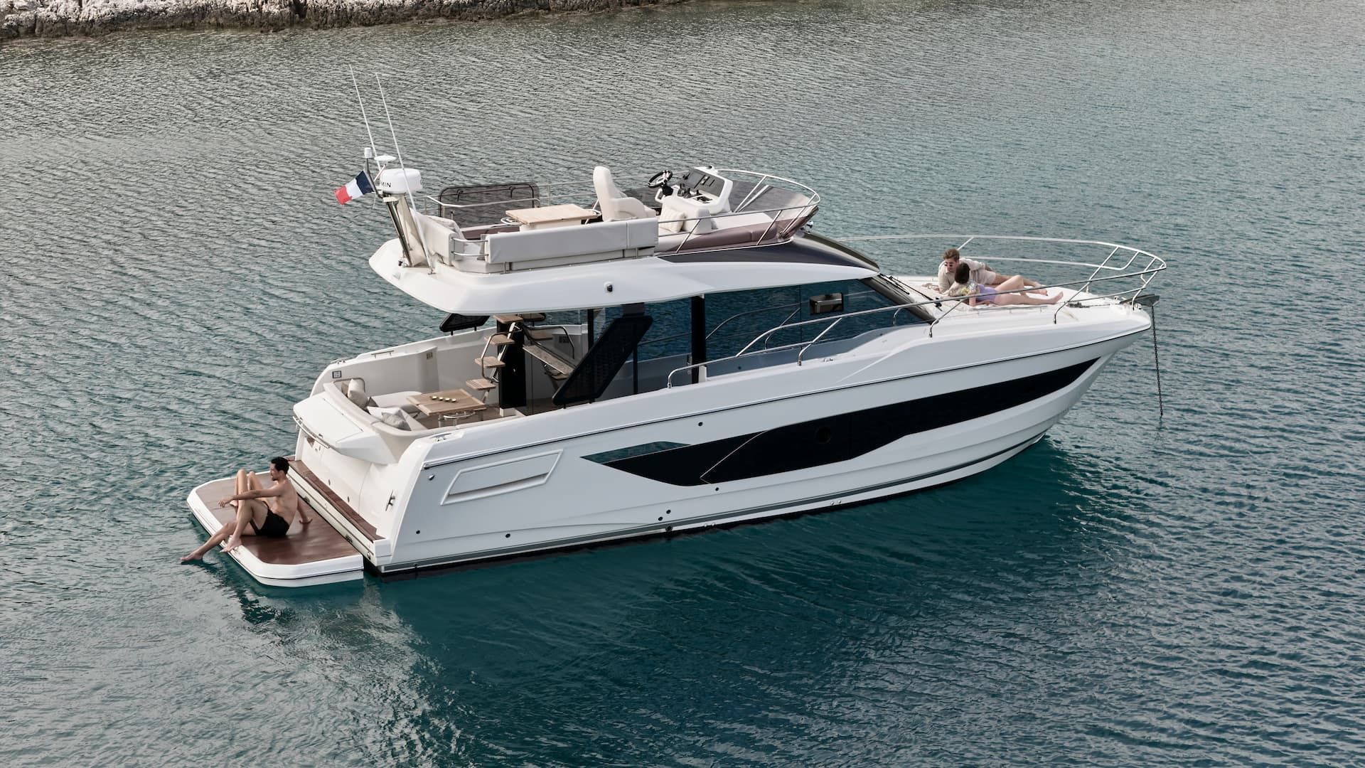 PRESTIGE F4.3- חדש - סטרים יאכטות 