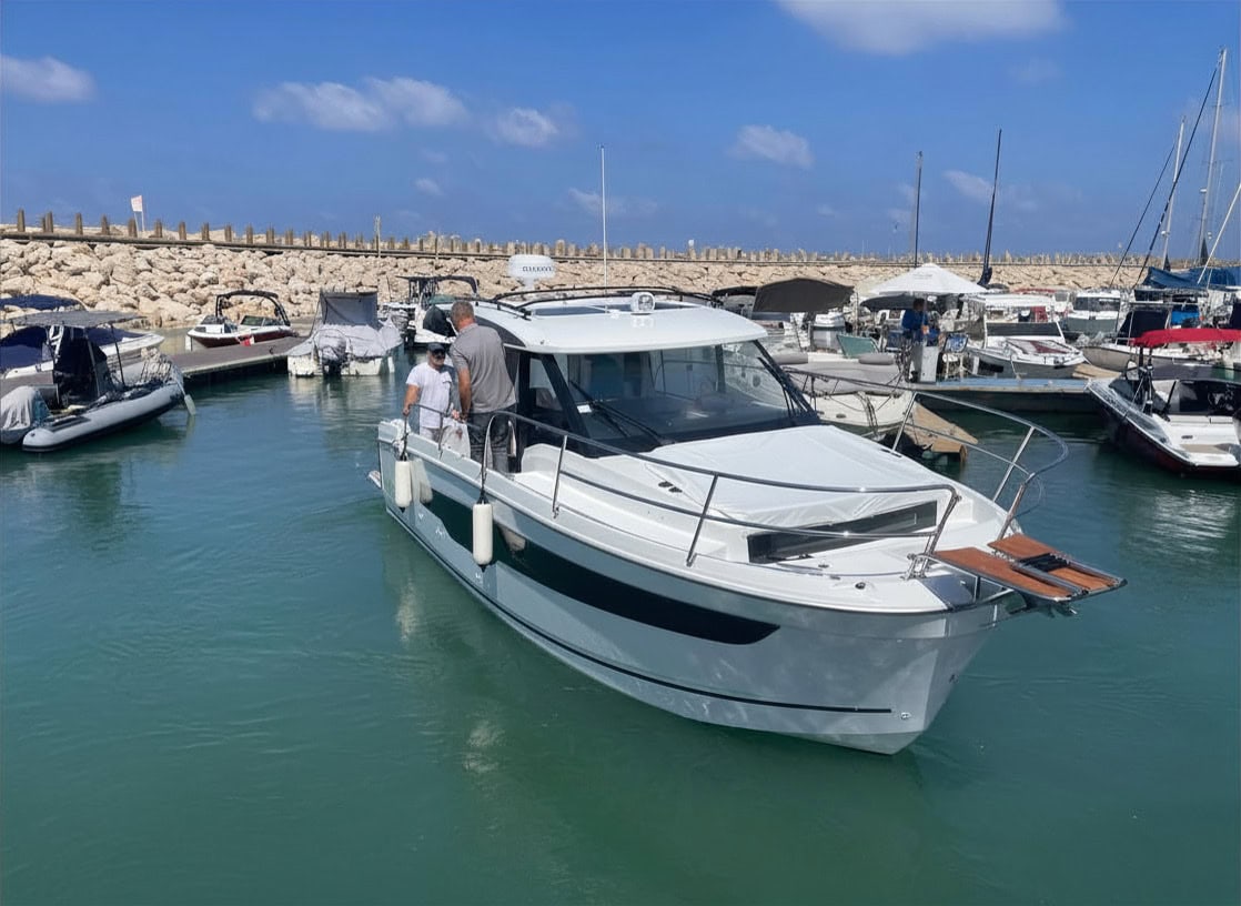 סירה יד שנייה כחדשה Jeanneau Merry Fisher 895 S2 2024 - סטרים יאכטות 