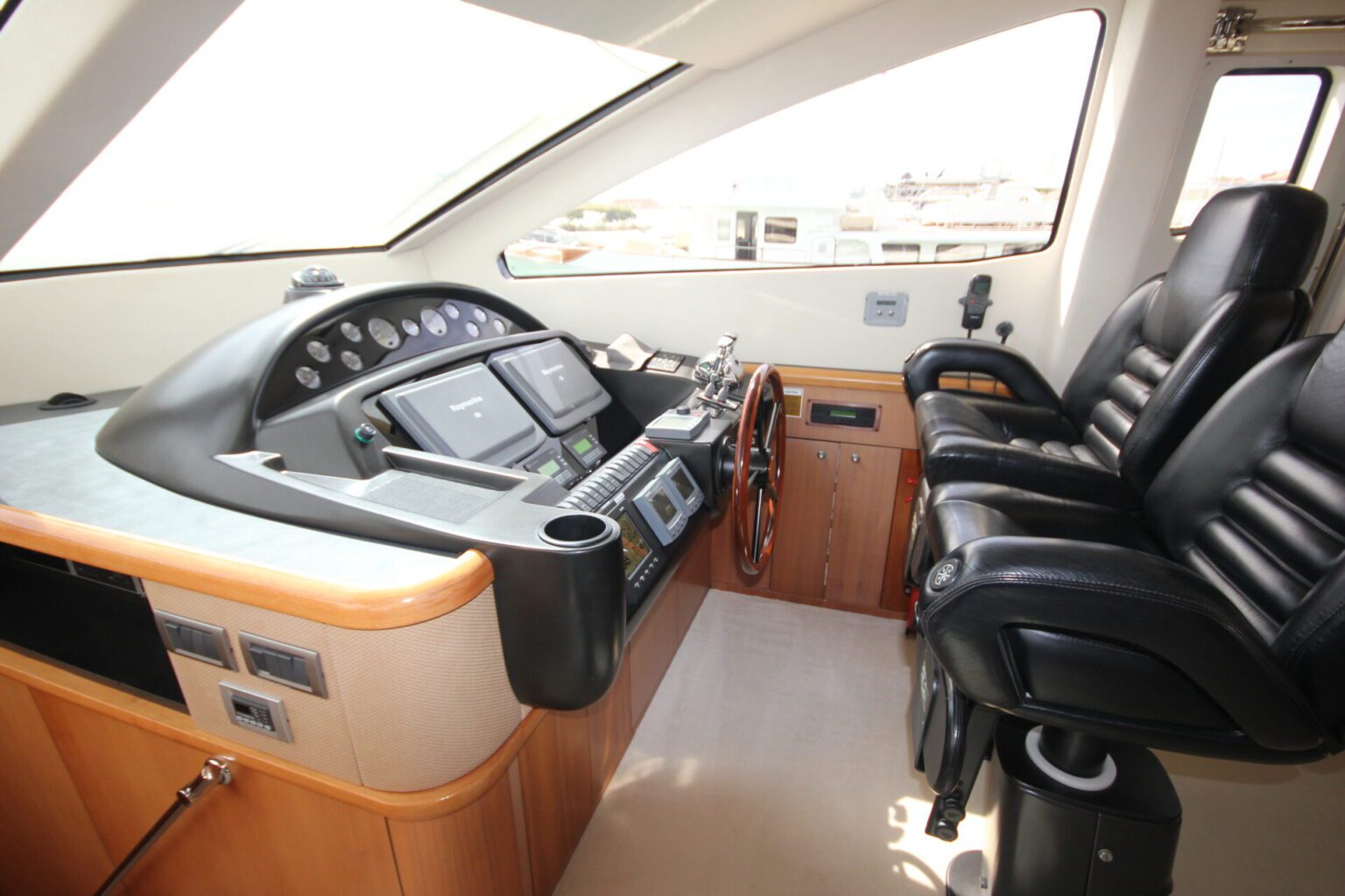 מנועית Sunseeker 75 Yacht יד שנייה - סטרים יאכטות 