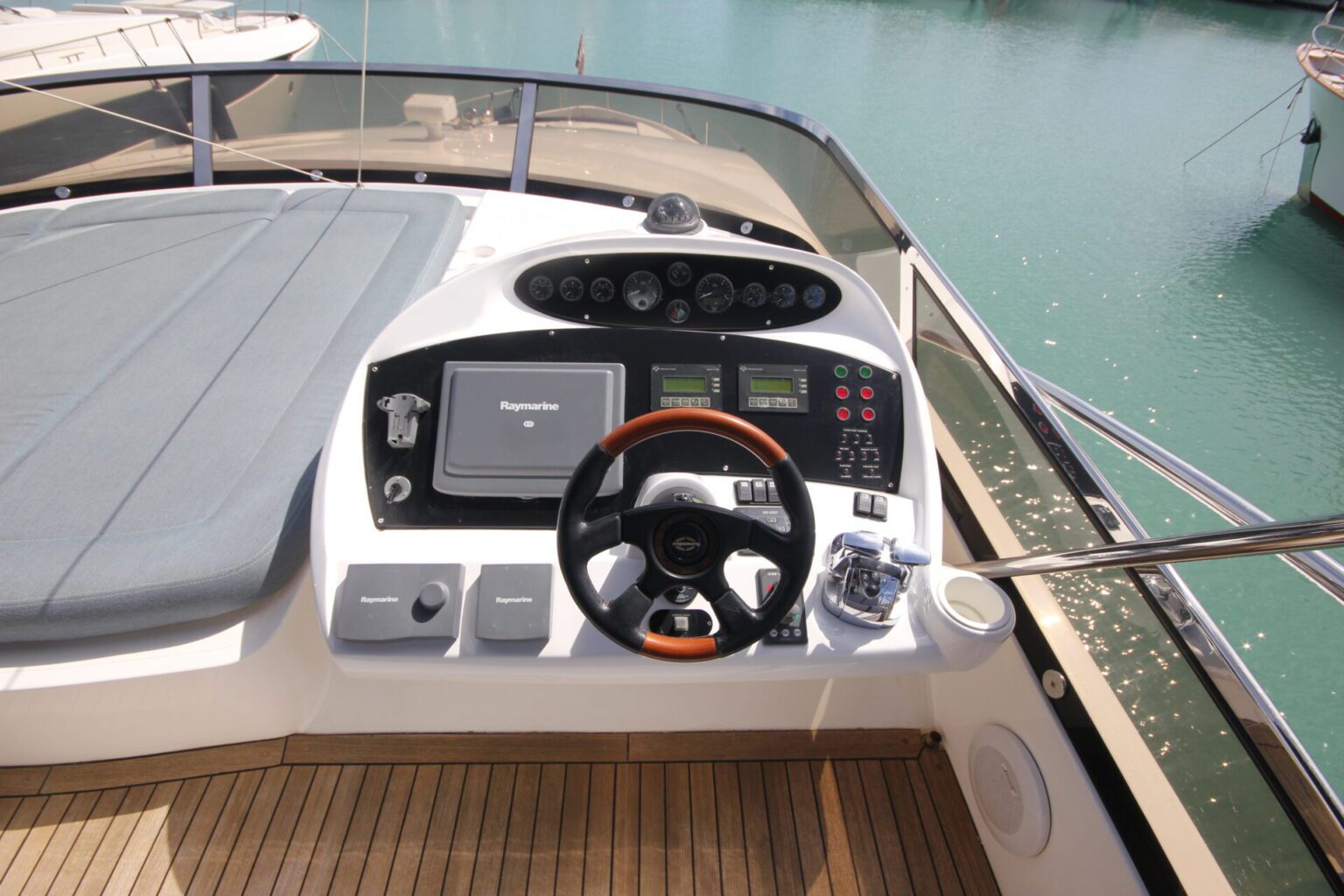 מנועית Sunseeker 75 Yacht יד שנייה - סטרים יאכטות 