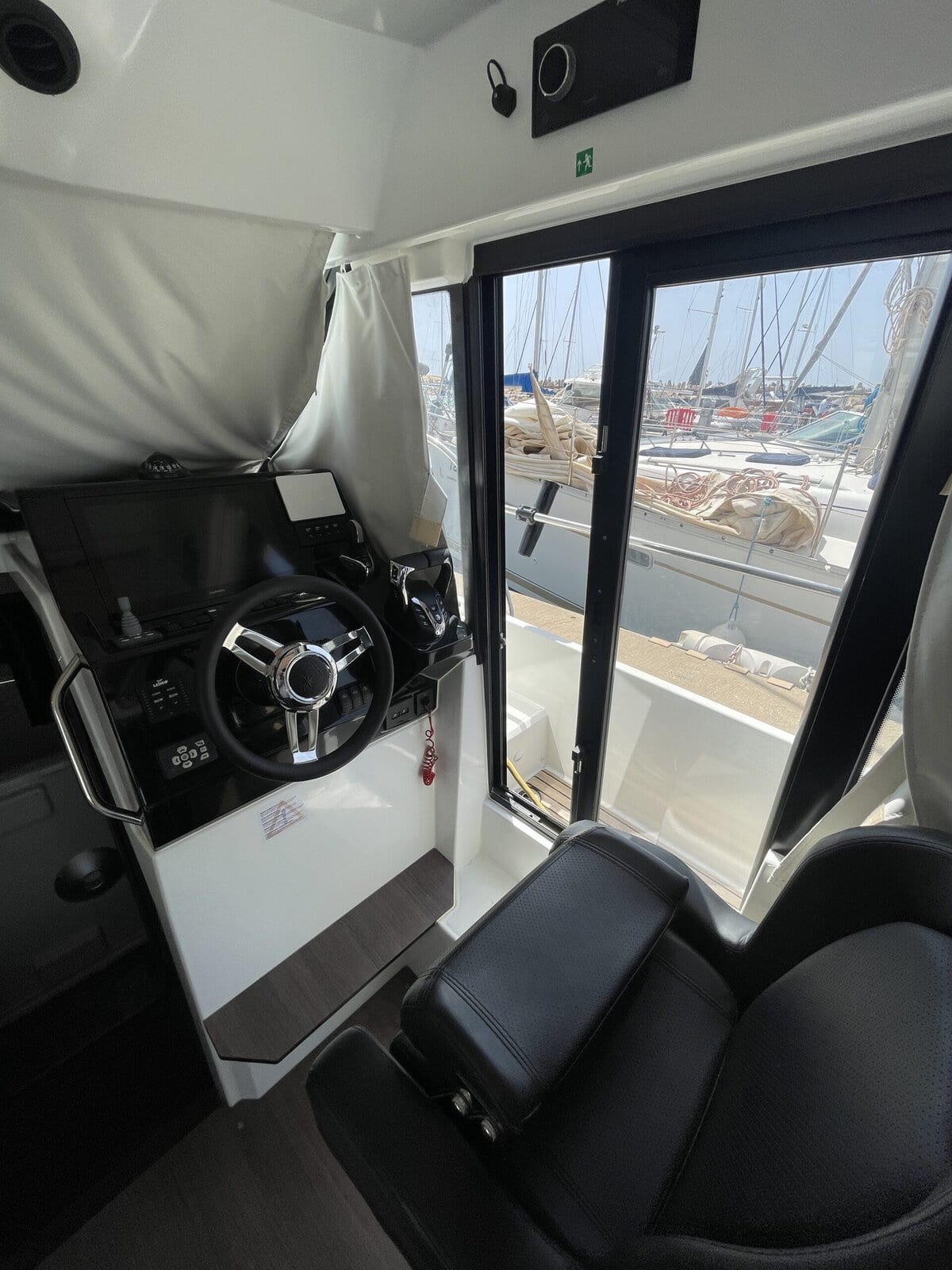 סירה יד שנייה כחדשה Jeanneau Merry Fisher 895 S2 2024 - סטרים יאכטות 