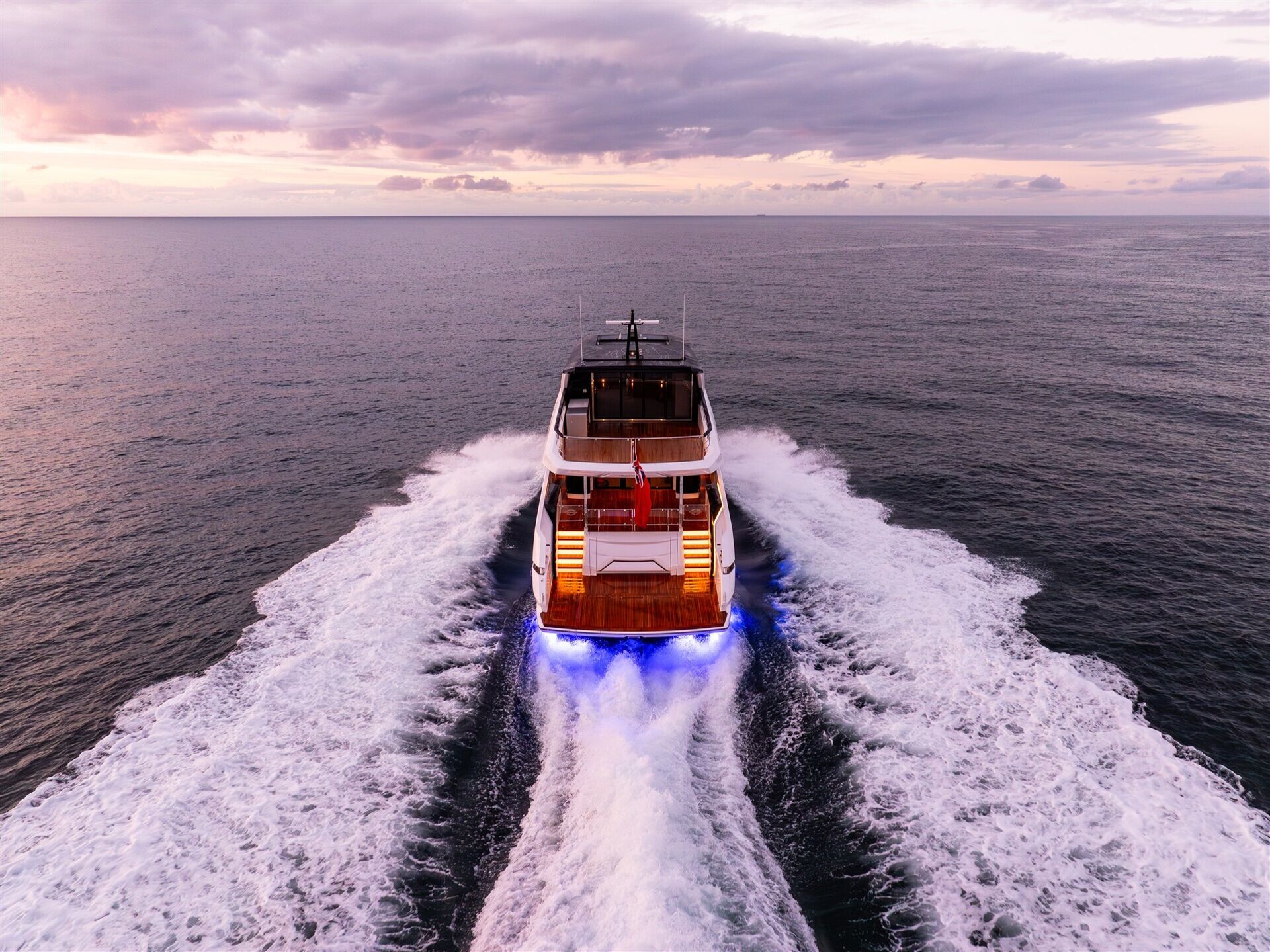 יאכטה מנועית Sunseeker 82 Ocean Enclosed - סטרים יאכטות 