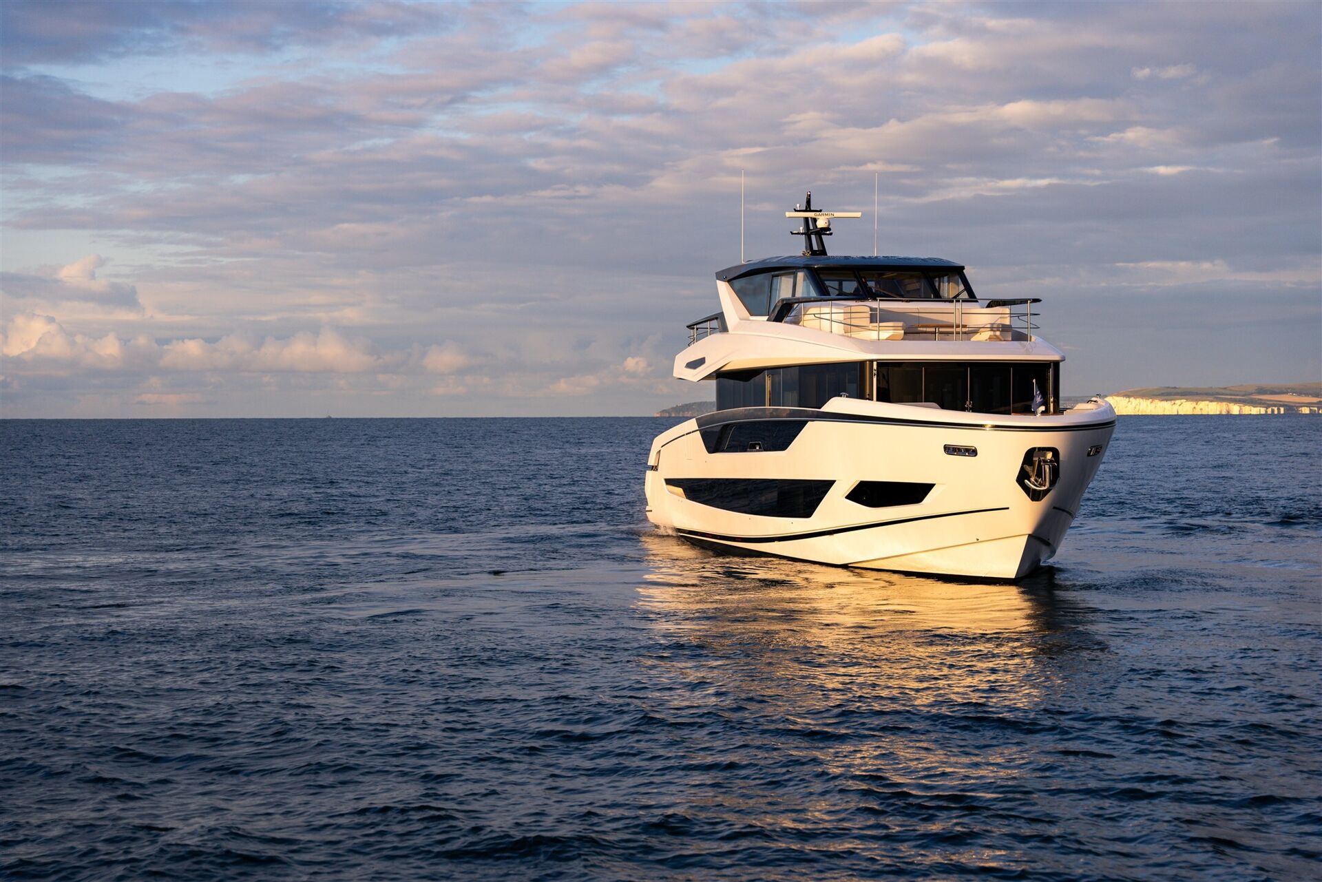 יאכטה מנועית Sunseeker 82 Ocean Enclosed - סטרים יאכטות 
