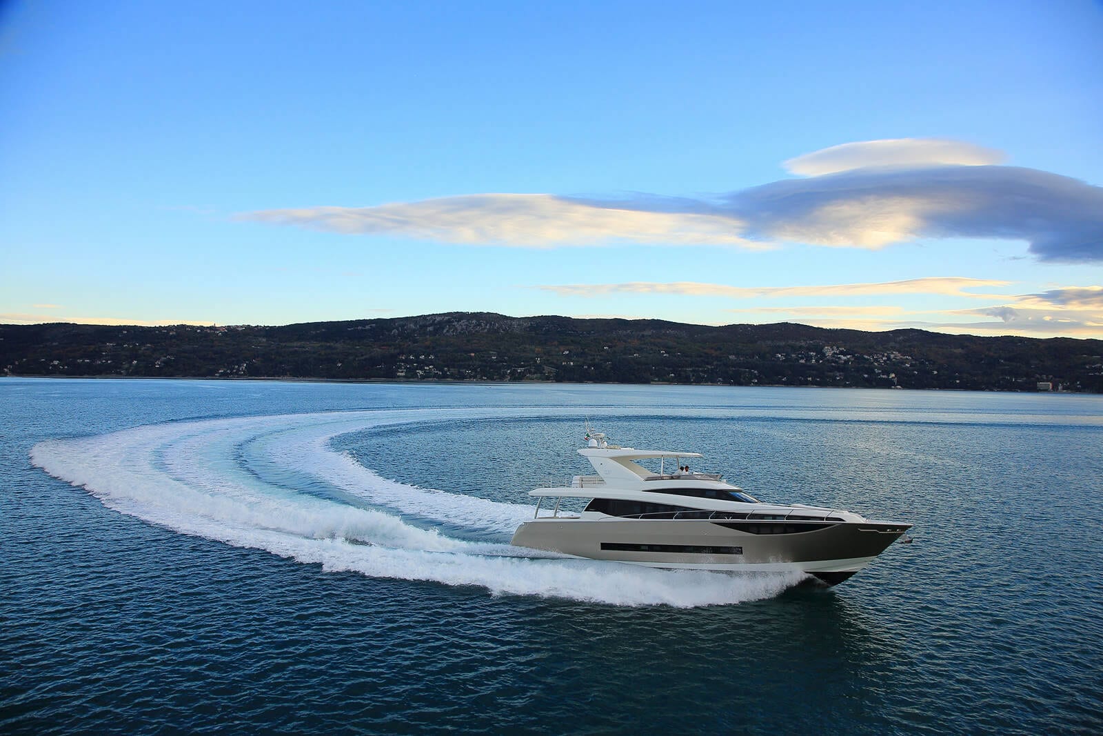 FLYBRIDGE PRESTIGE 750 - Stream Yachts
