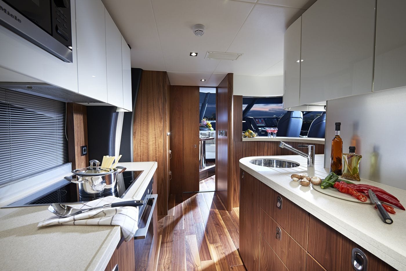 SUNSEEKER 86 YACHT - Stream Yachts 