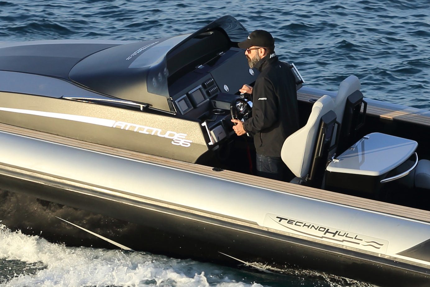 סירה חצי קשיחה TECHNOHULL ATTITUDE 35 -סטרים יאכטות - TECHNOHULL ATTITUDE 35 - Stream Yachts 