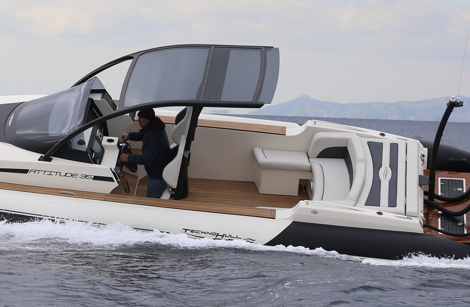 סירה חצי קשיחה TECHNOHULL ATTITUDE 35 - סטרים יאכטות - TECHNOHULL ATTITUDE 35 - Stream Yachts 