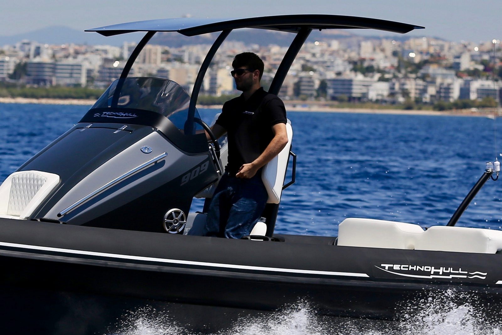 סירה חצי קשיחה TECHNOHULL SV909 - TECHNOHULL SV909 - Stream Yachts 