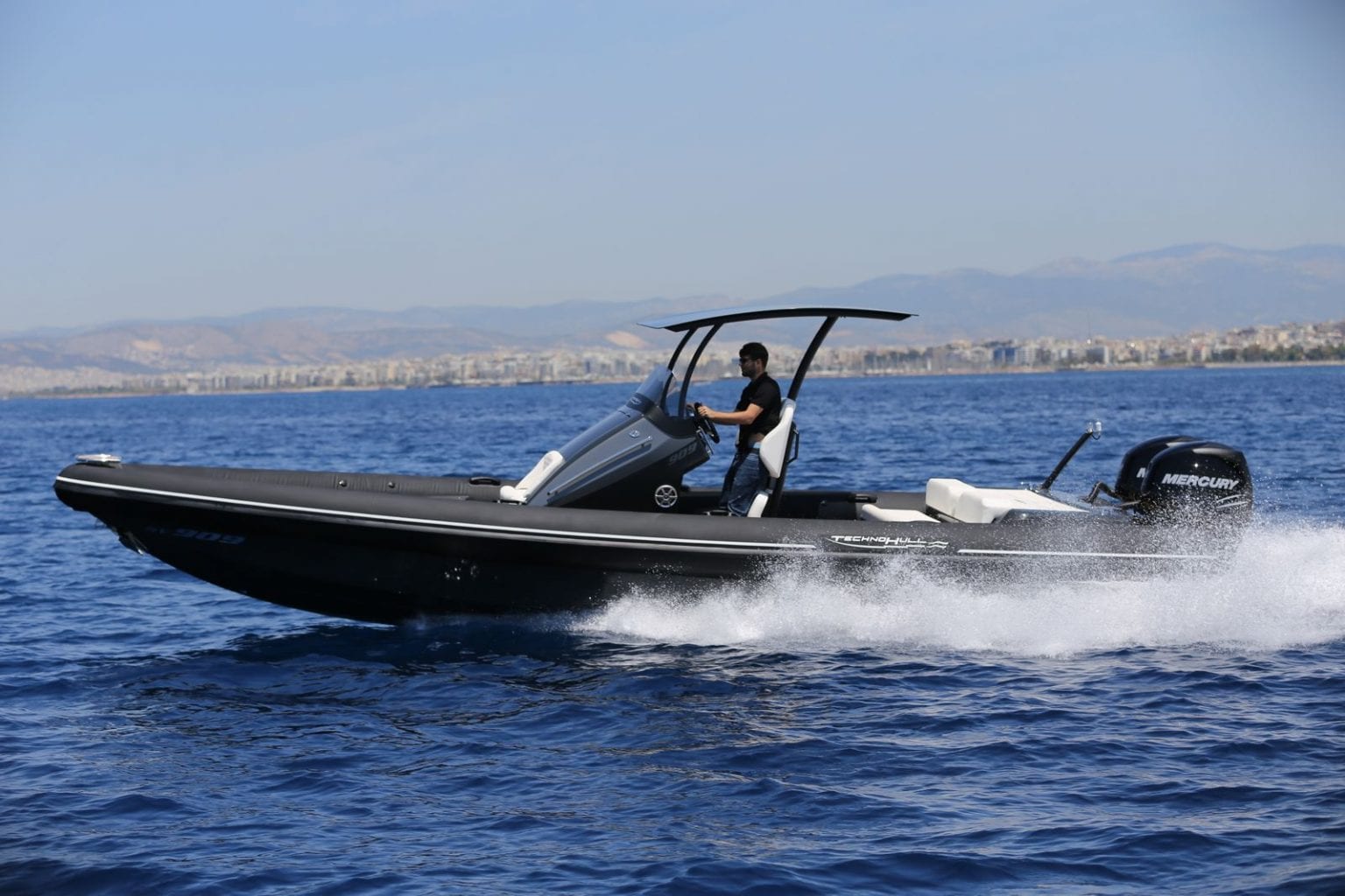 Technohull T909 - Stream Yachts