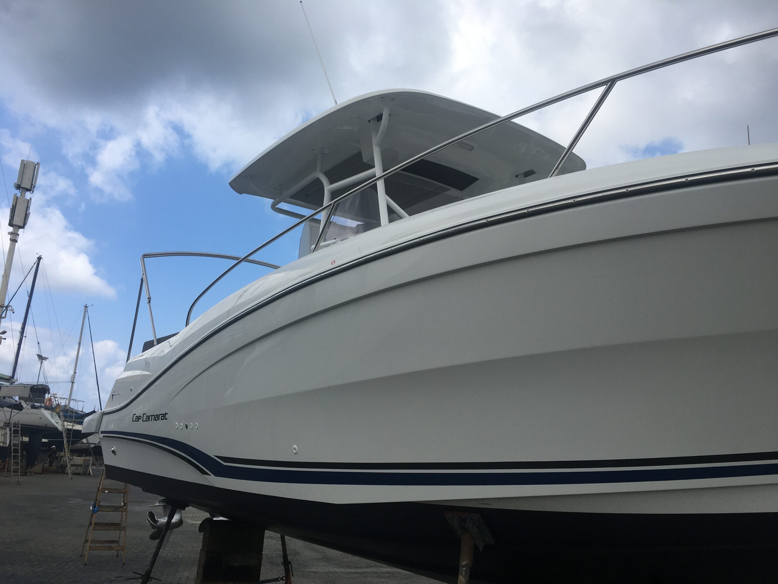 סירת דייג, עוצמה ב' Jeanneau Cap Camarat 9CC שנת 2021 - סטרים יאכטות 