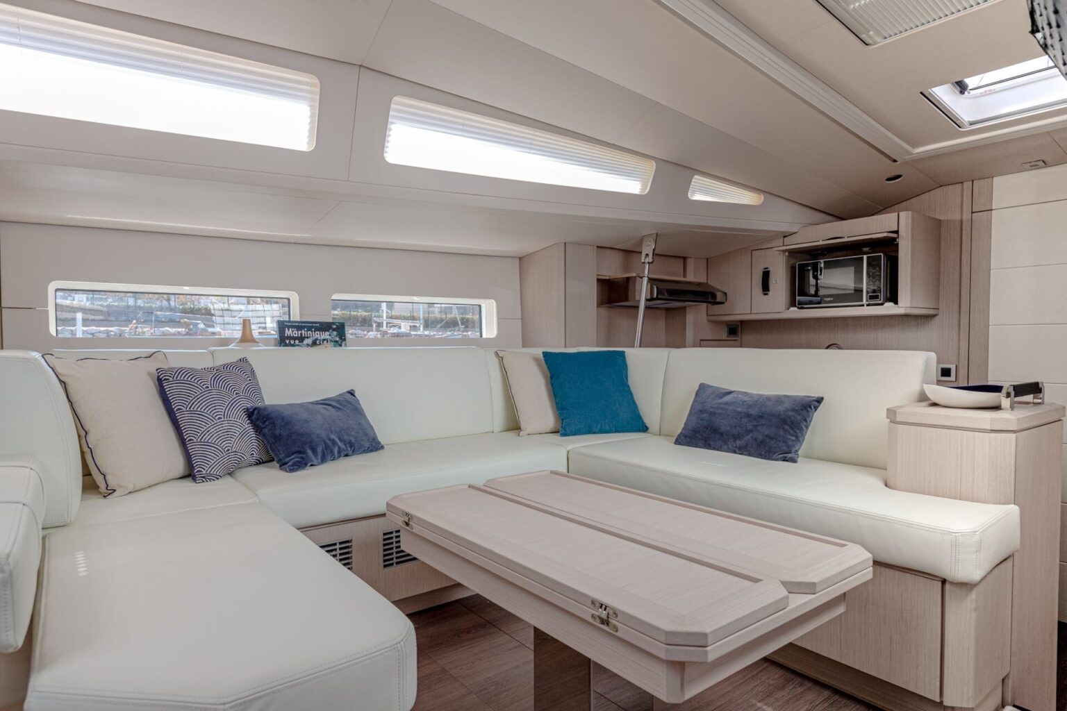 מפרשית JEANNEAU YACHTS 60 - סטרים יאכטות 