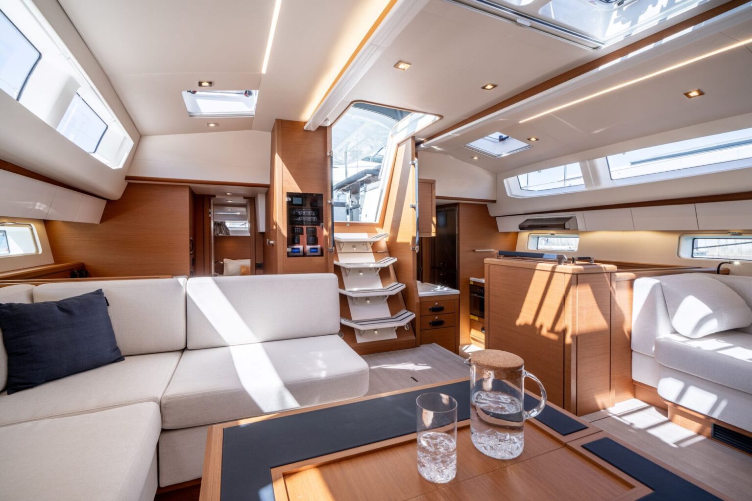 מפרשית JEANNEAU YACHTS 65 - סטרים יאכטות 