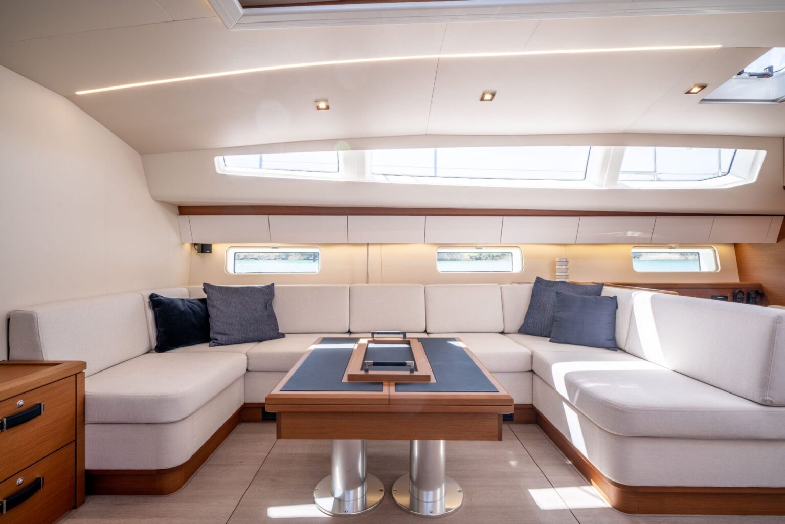 מפרשית JEANNEAU YACHTS 65 - סטרים יאכטות 