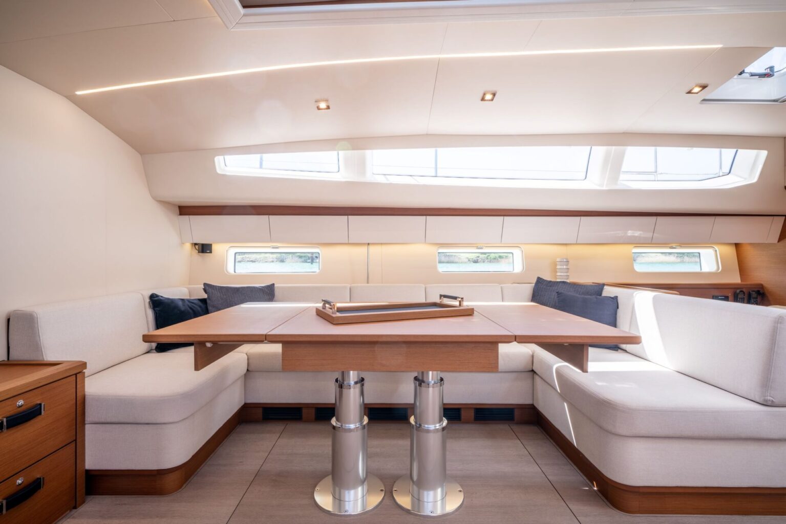 מפרשית JEANNEAU YACHTS 65 - סטרים יאכטות 