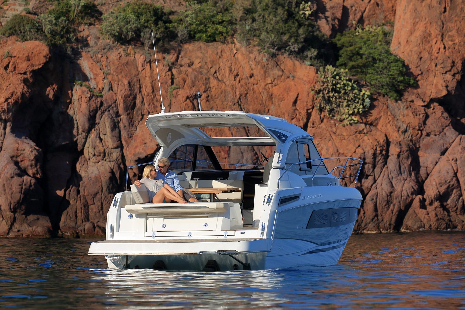 יאכטה מנועית JEANNEAU LEADER 33- סטרים יאכטות - Jeanneau LEADER 33 - Stream Yachts 