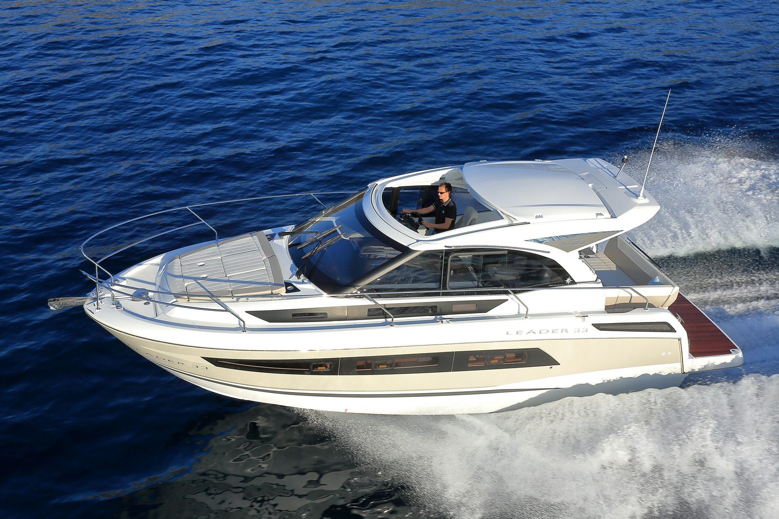 יאכטה מנועית JEANNEAU LEADER 33 - סטרים יאכטות - Jeanneau LEADER 33 - Stream Yachts 