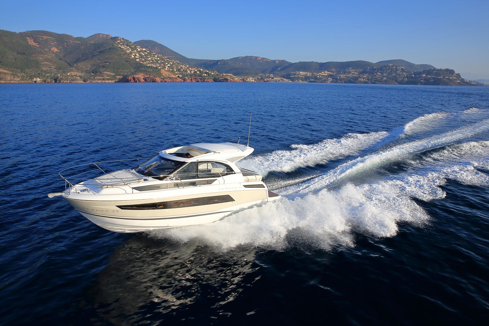 יאכטה מנועית JEANNEAU LEADER 33 - סטרים יאכטות - Jeanneau LEADER 33 - Stream Yachts 