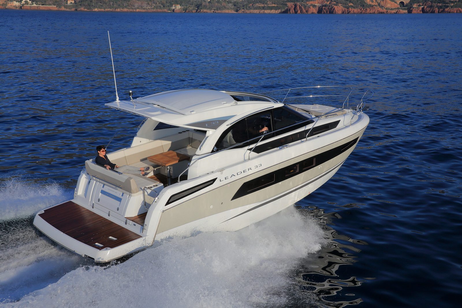 יאכטה מנועית JEANNEAU LEADER 33 - סטרים יאכטות - Jeanneau LEADER 33 - Stream Yachts 