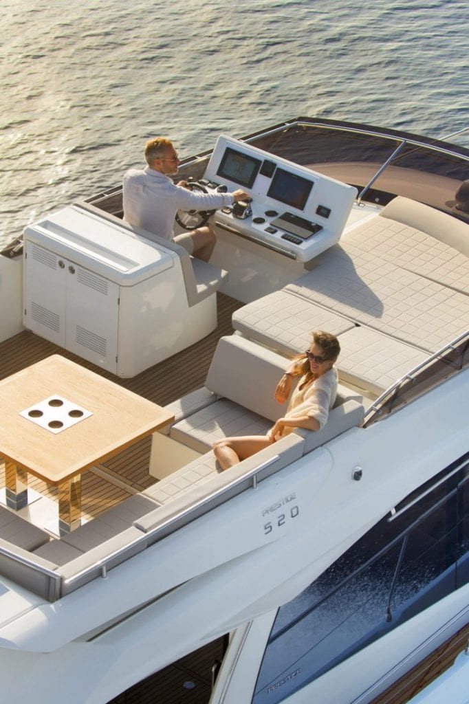 יאכטה Prestige 520 Fly - FLYBRIDGE PRESTIGE 520 - Stream Yachts 