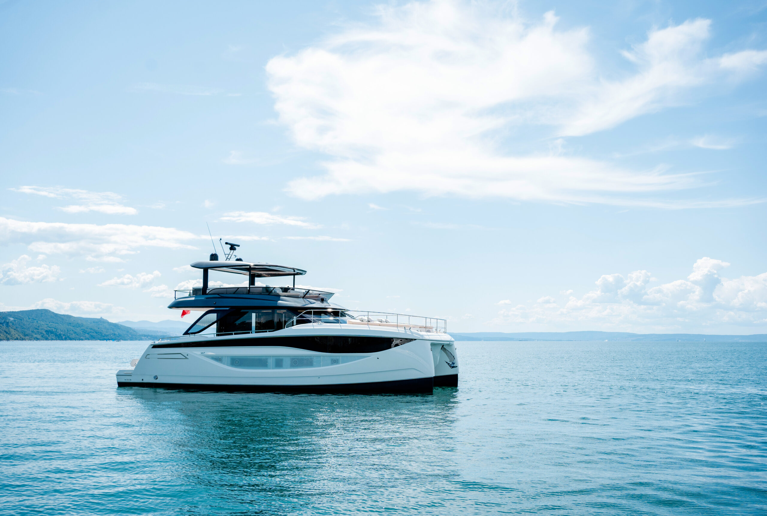 PRESTIGE M7- חדש - סטרים יאכטות 