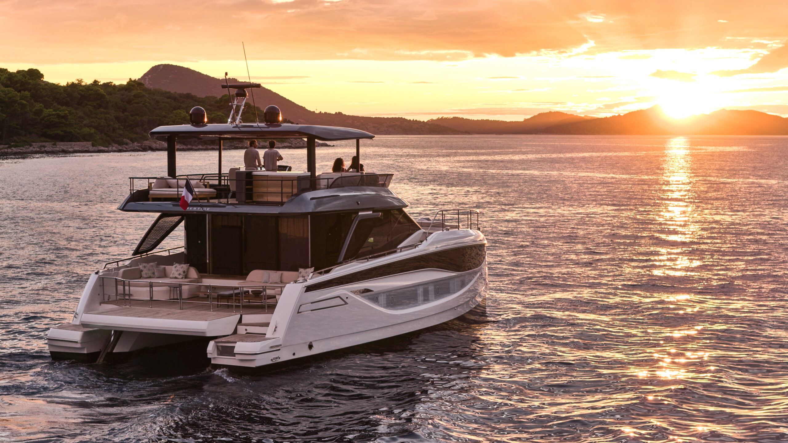 PRESTIGE M7- חדש - סטרים יאכטות