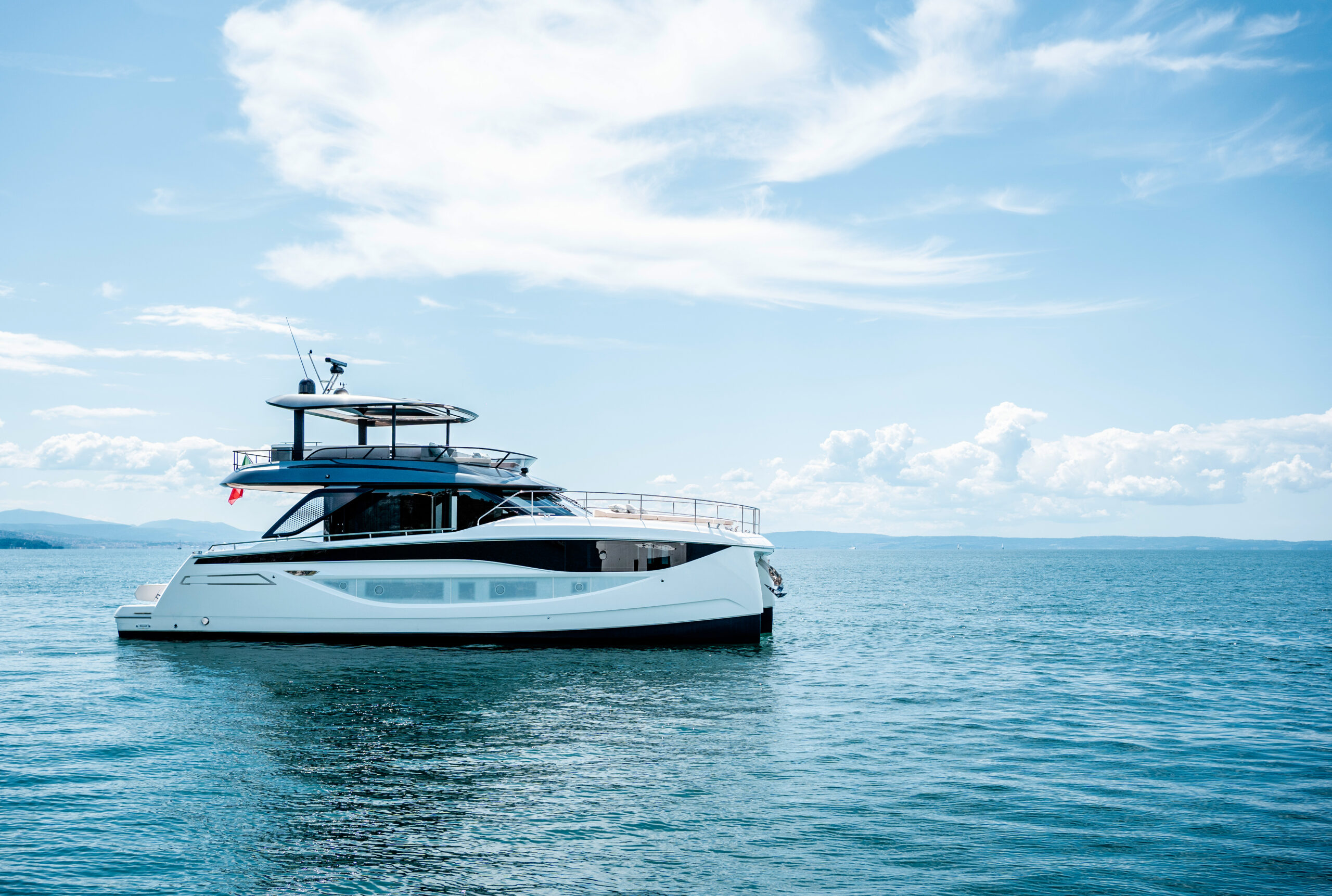 PRESTIGE M7- חדש - סטרים יאכטות 