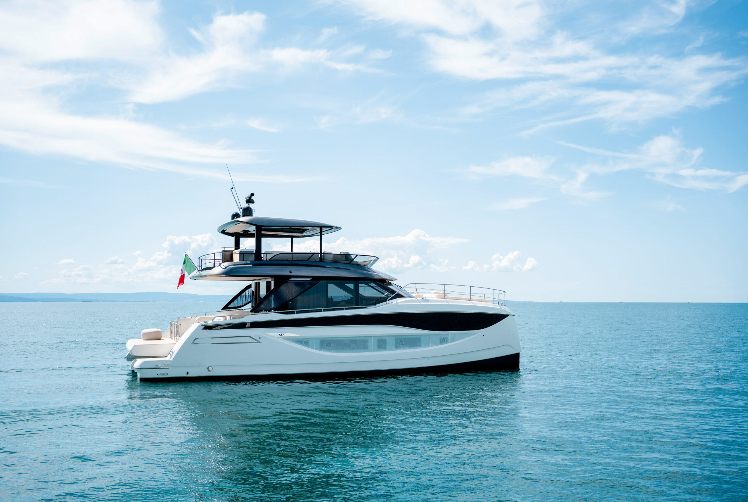 PRESTIGE M7- חדש - סטרים יאכטות 