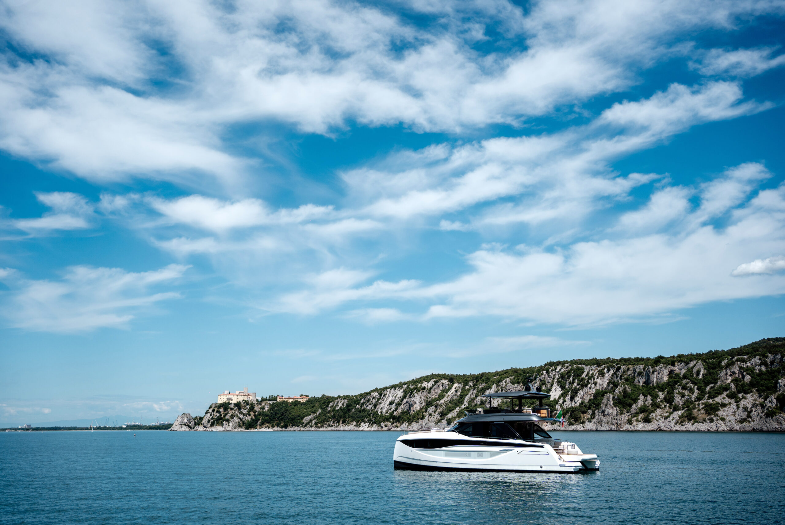 PRESTIGE M7- חדש - סטרים יאכטות 