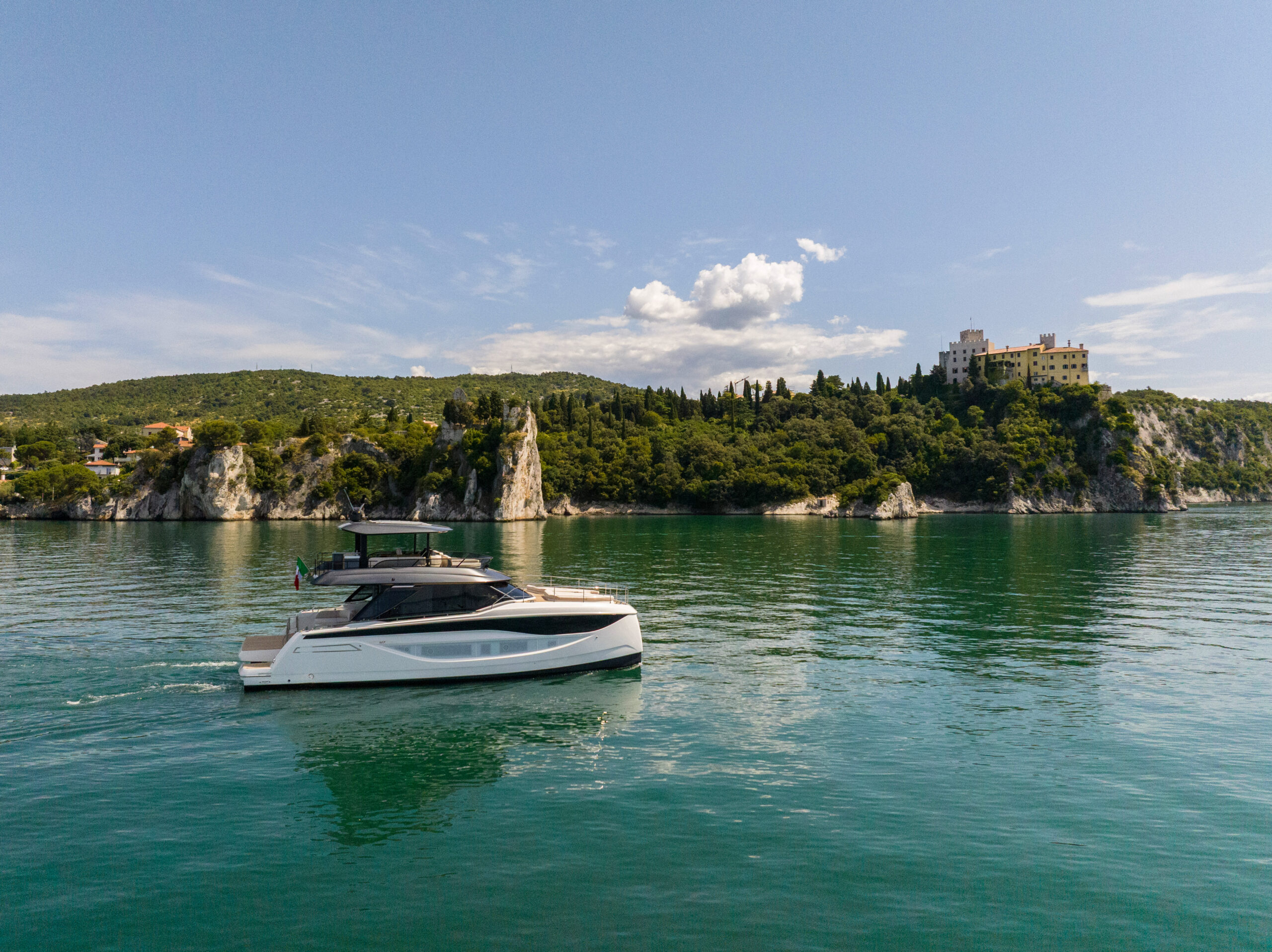 PRESTIGE M7- חדש - סטרים יאכטות 