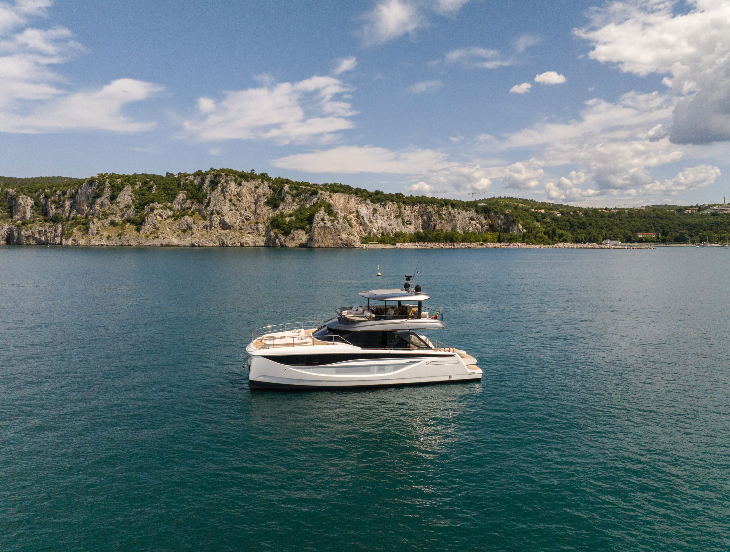 PRESTIGE M7- חדש - סטרים יאכטות 