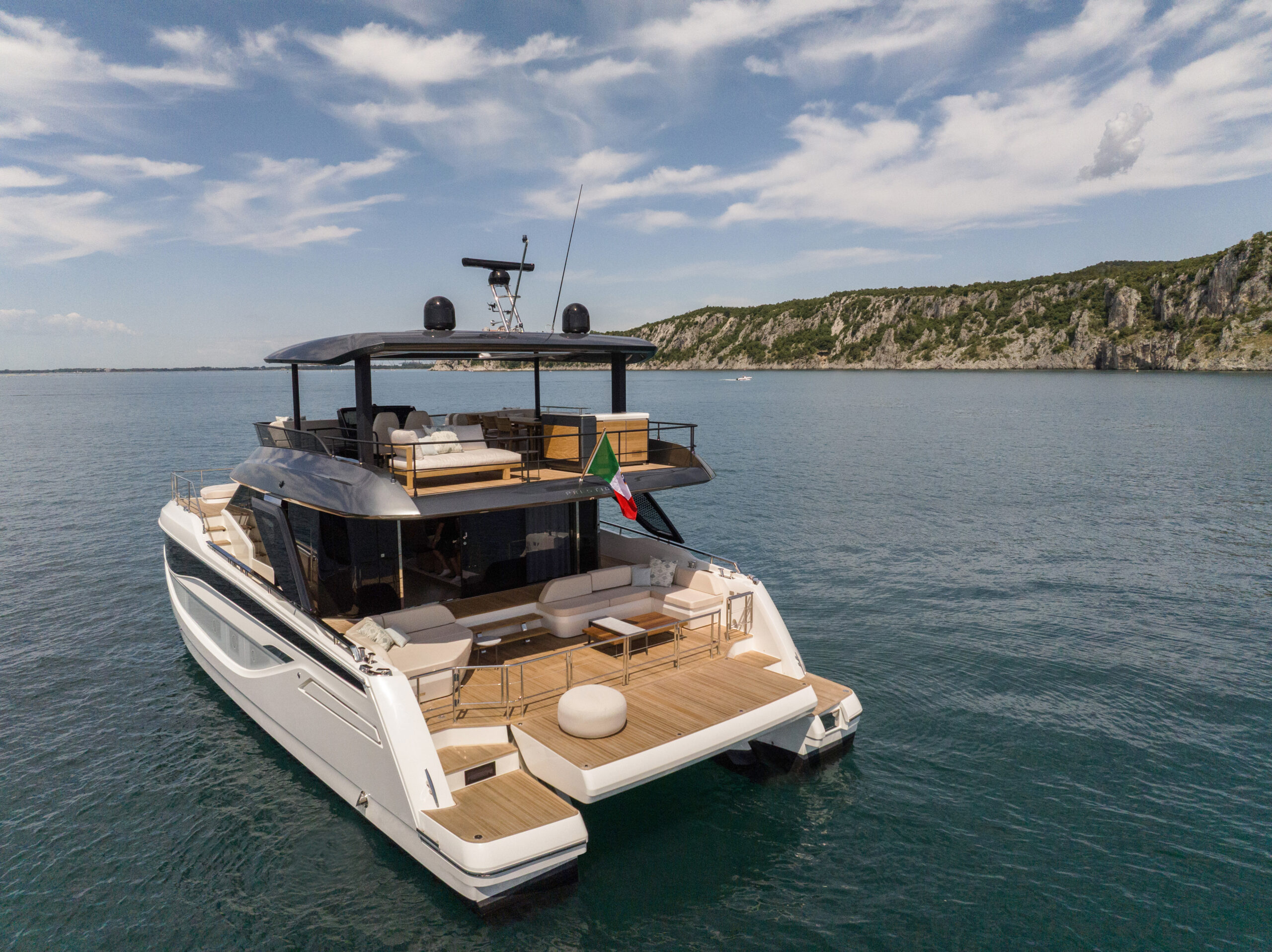 PRESTIGE M7- חדש - סטרים יאכטות 