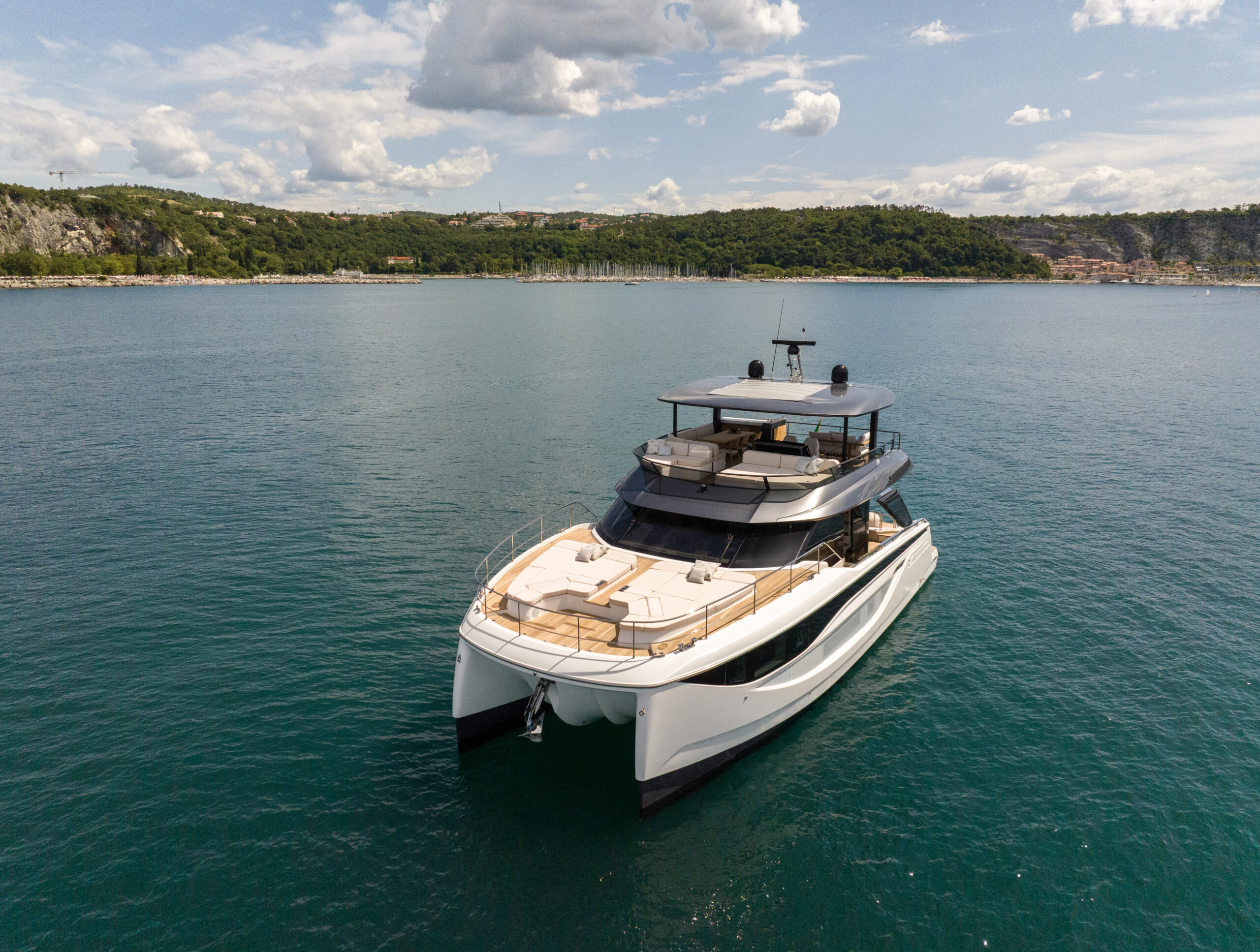 PRESTIGE M7- חדש - סטרים יאכטות 