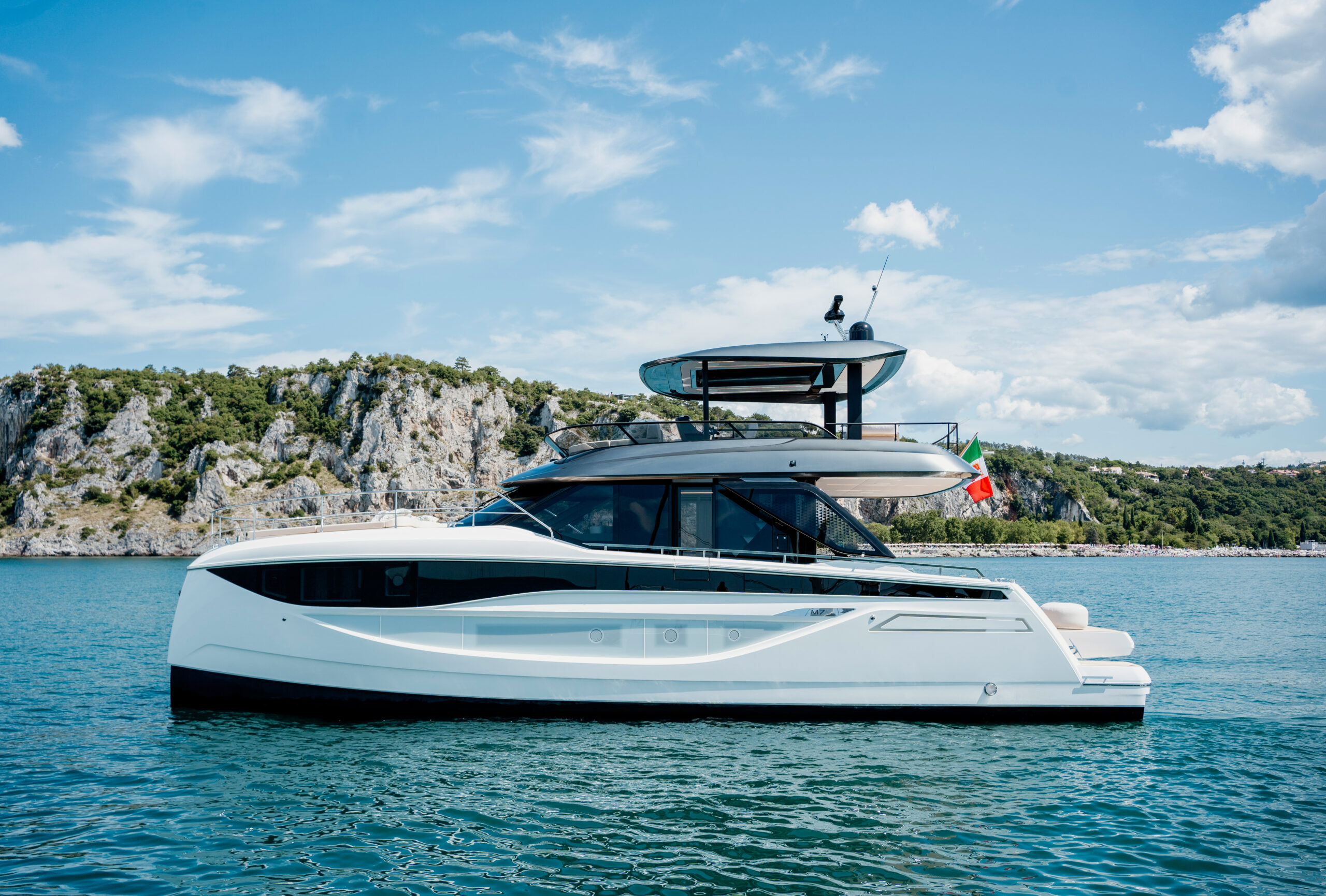 PRESTIGE M7- חדש - סטרים יאכטות 