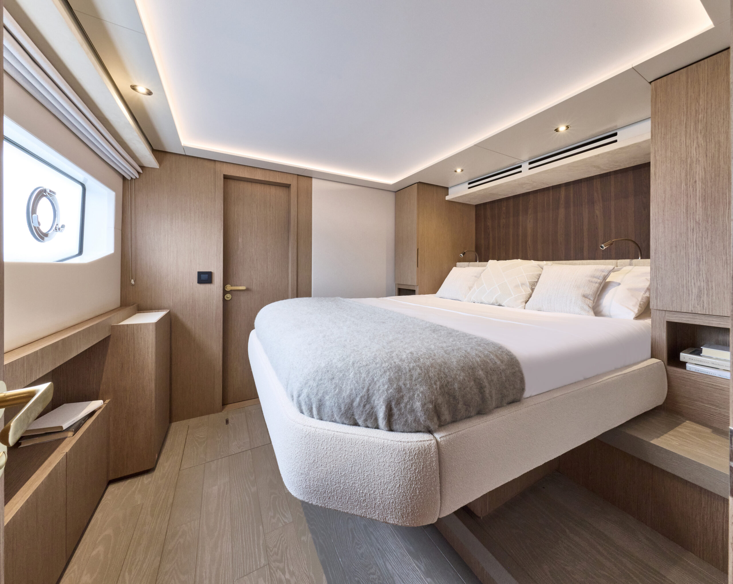 PRESTIGE M7- חדש - סטרים יאכטות 