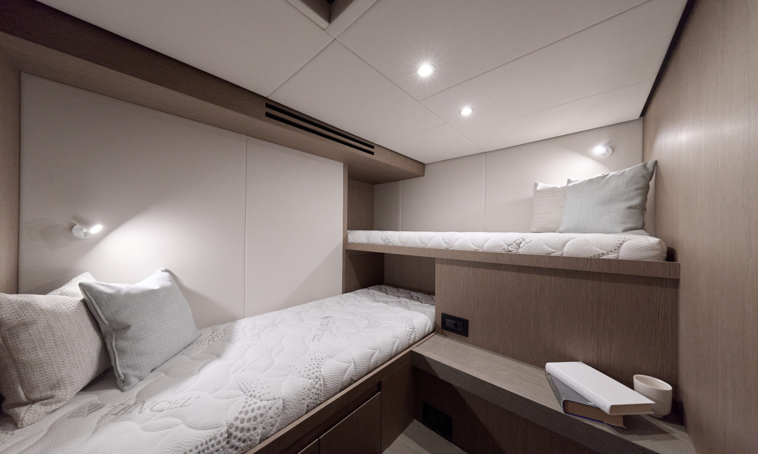 PRESTIGE M7- חדש - סטרים יאכטות 