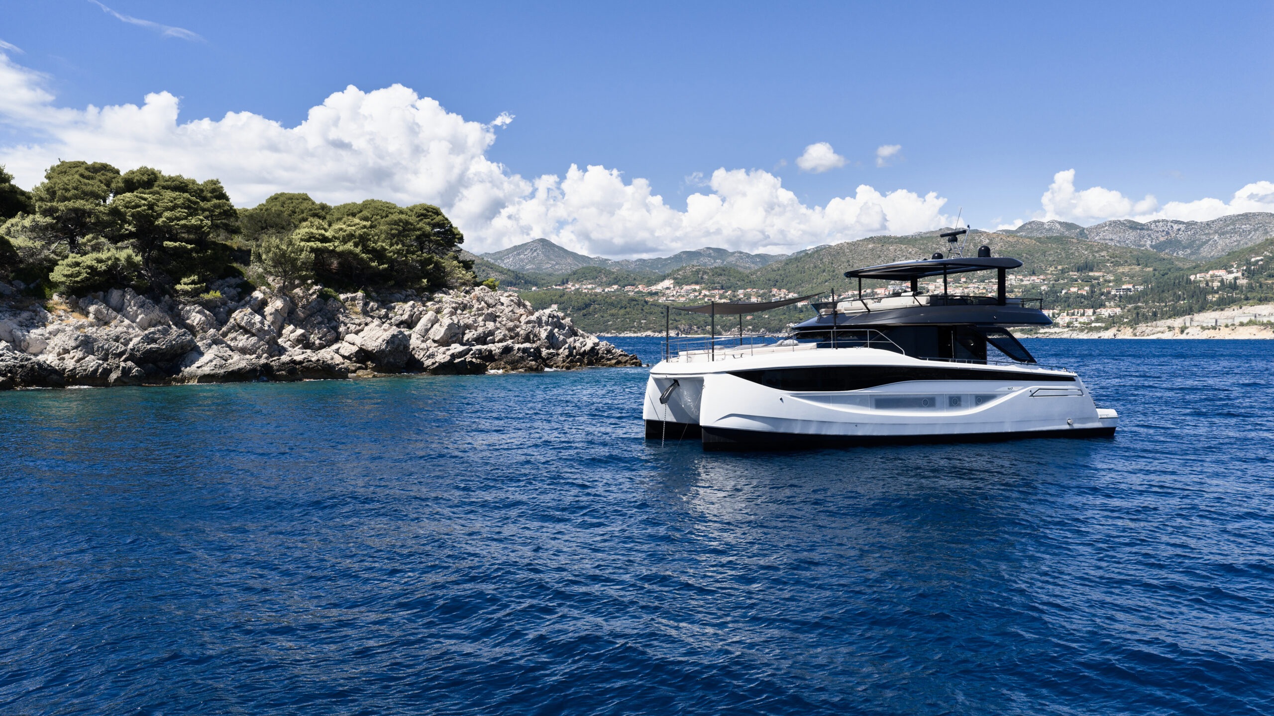 PRESTIGE M7- חדש - סטרים יאכטות 