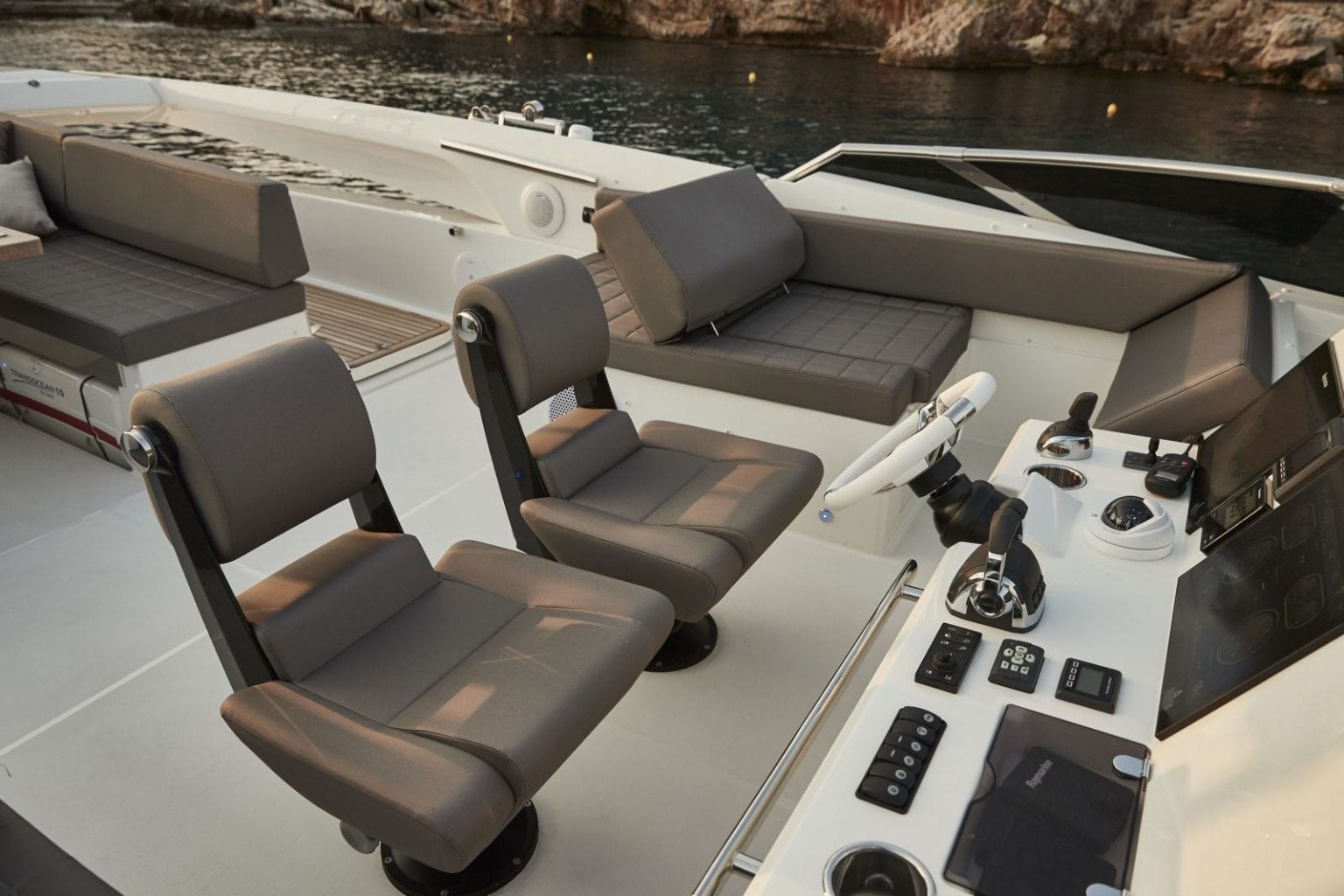 PRESTIGE 690 Sport - Stream Yachts 