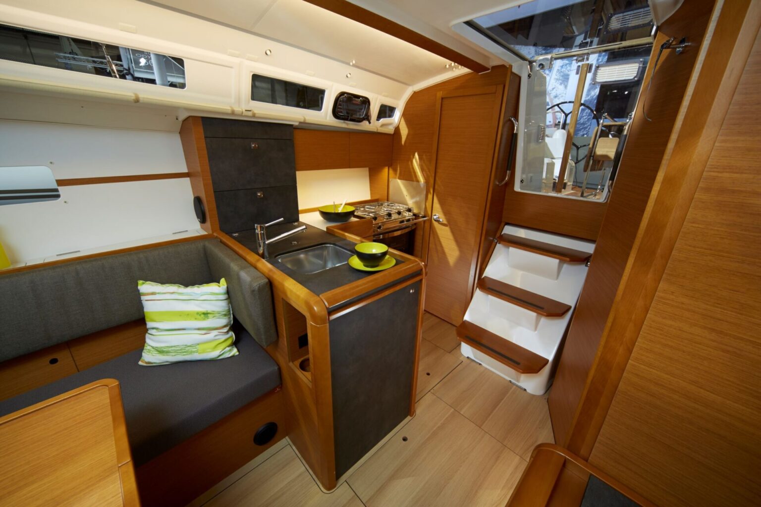 JEANNEAU SUN ODYSSEY 349 - Stream Yachts 