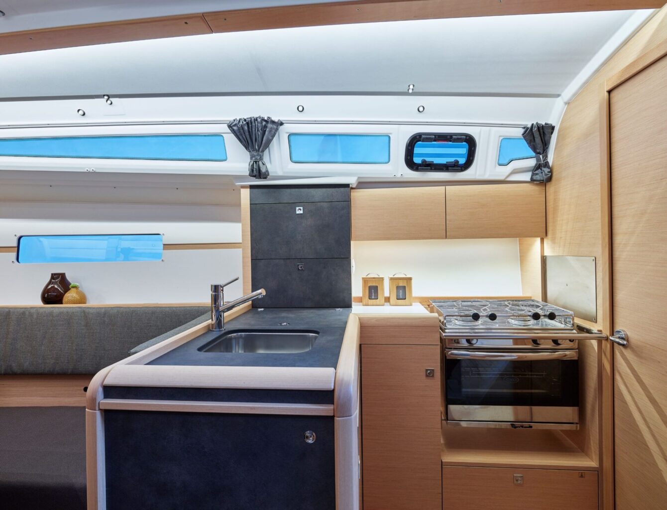 JEANNEAU SUN ODYSSEY 349 - Stream Yachts 