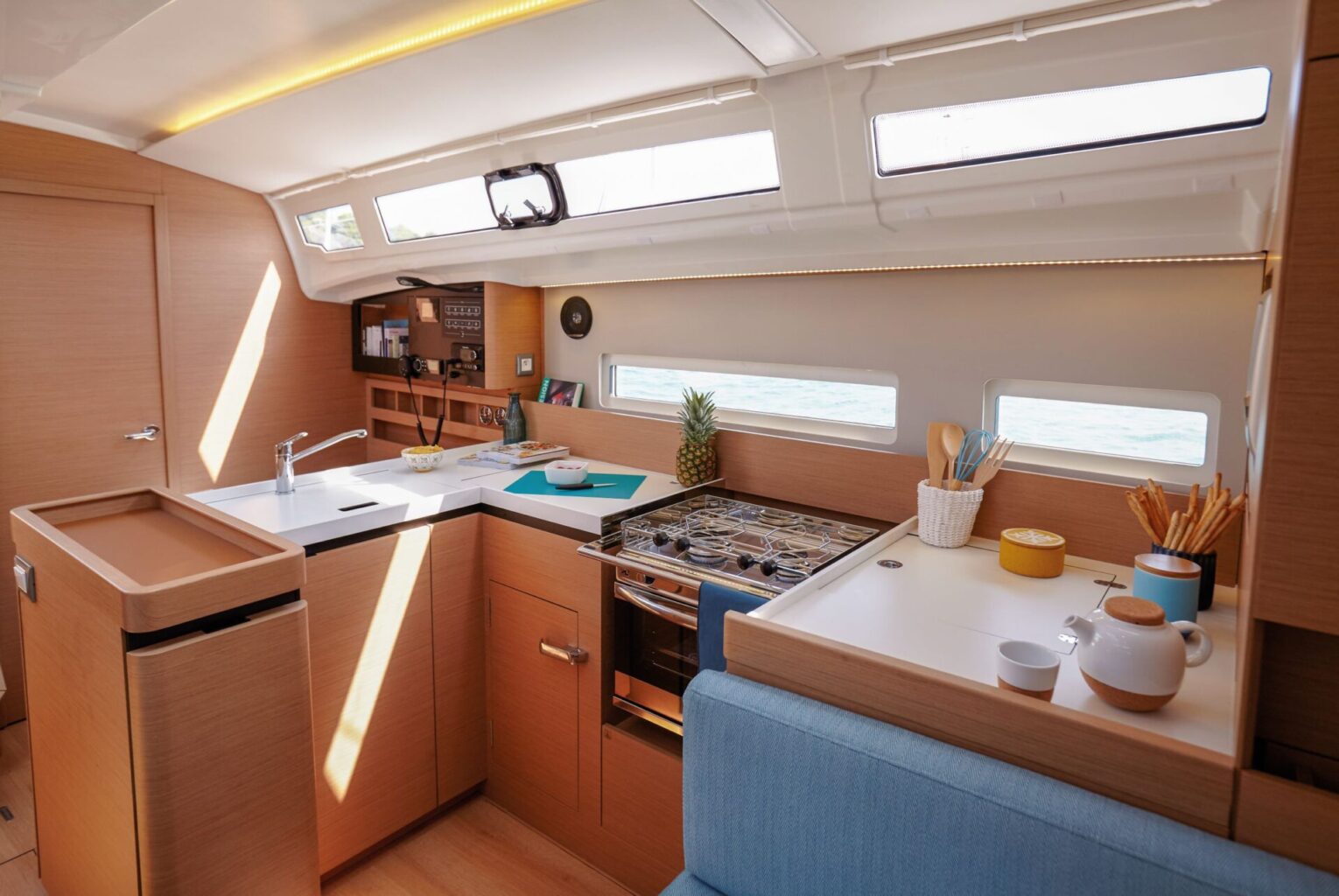 מפרשית JEANNEAU SUN ODYSSEY 410 - סטרים יאכטות 