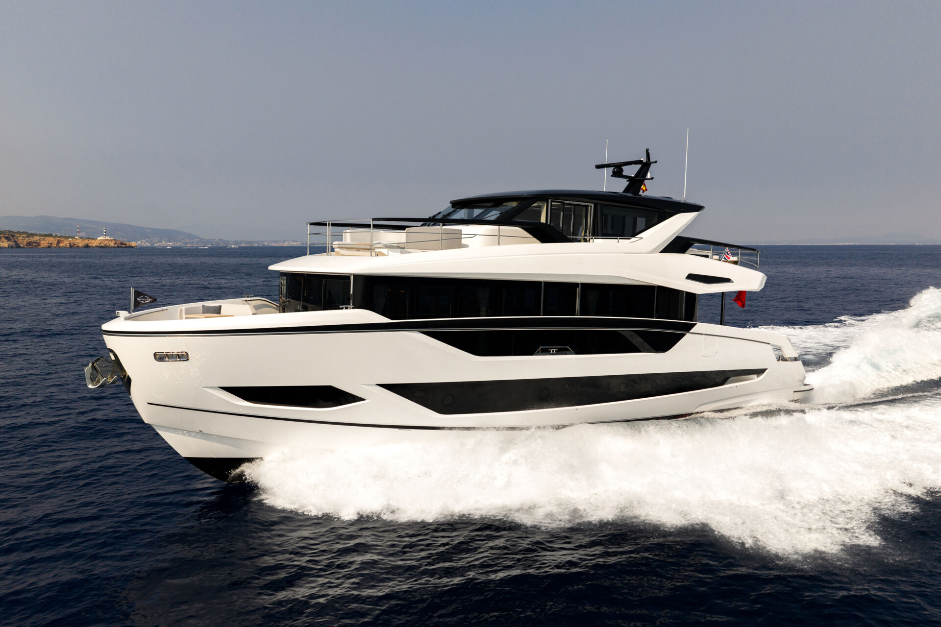 יאכטה מנועית Sunseeker 82 Ocean Enclosed - סטרים יאכטות