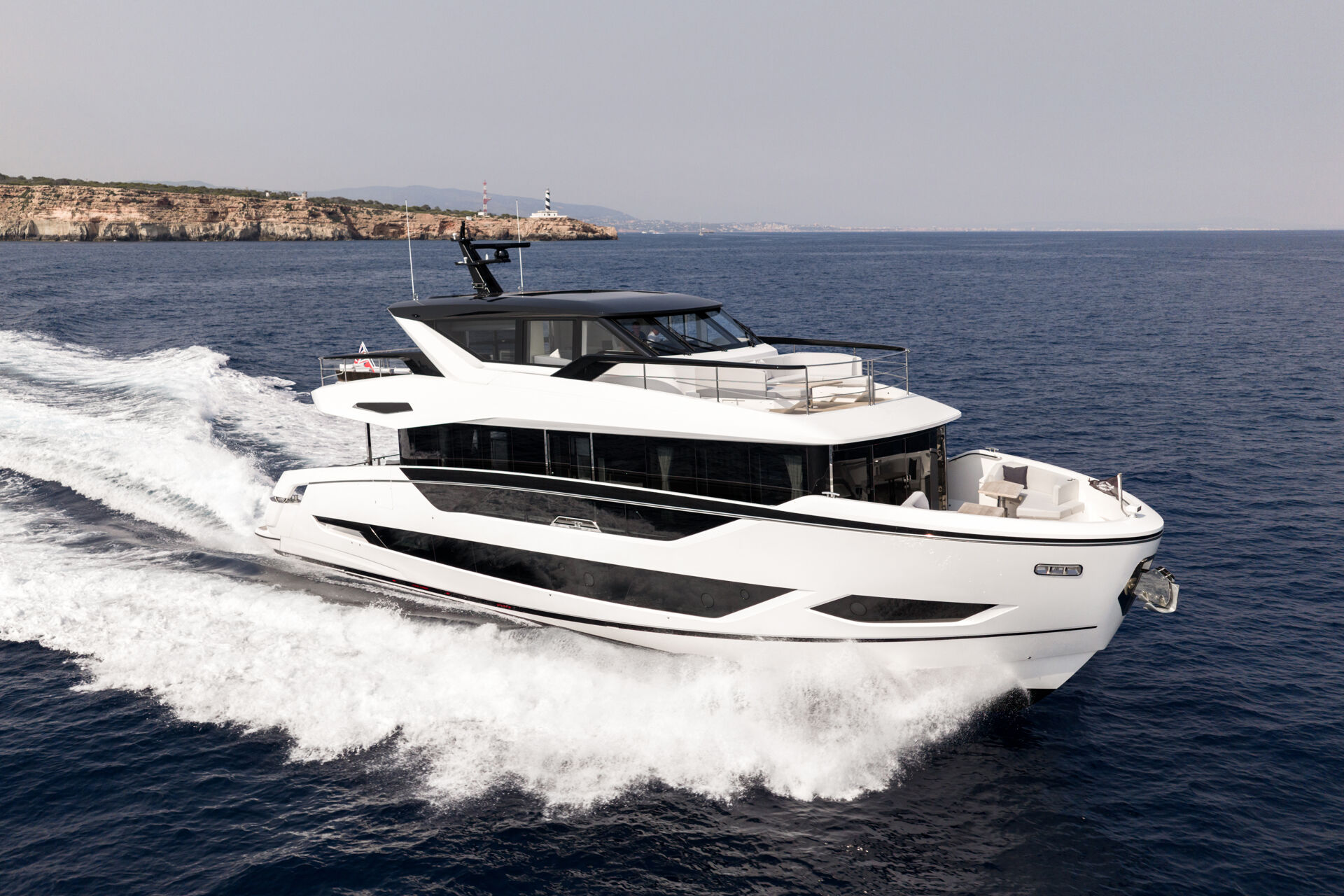 יאכטה מנועית Sunseeker 82 Ocean Enclosed - סטרים יאכטות 