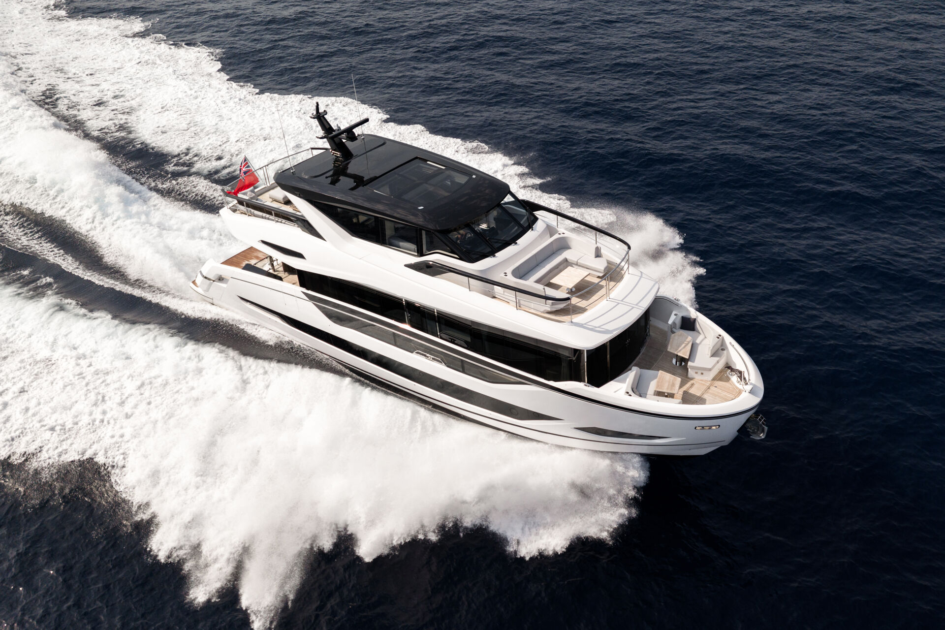 יאכטה מנועית Sunseeker 82 Ocean Enclosed - סטרים יאכטות 