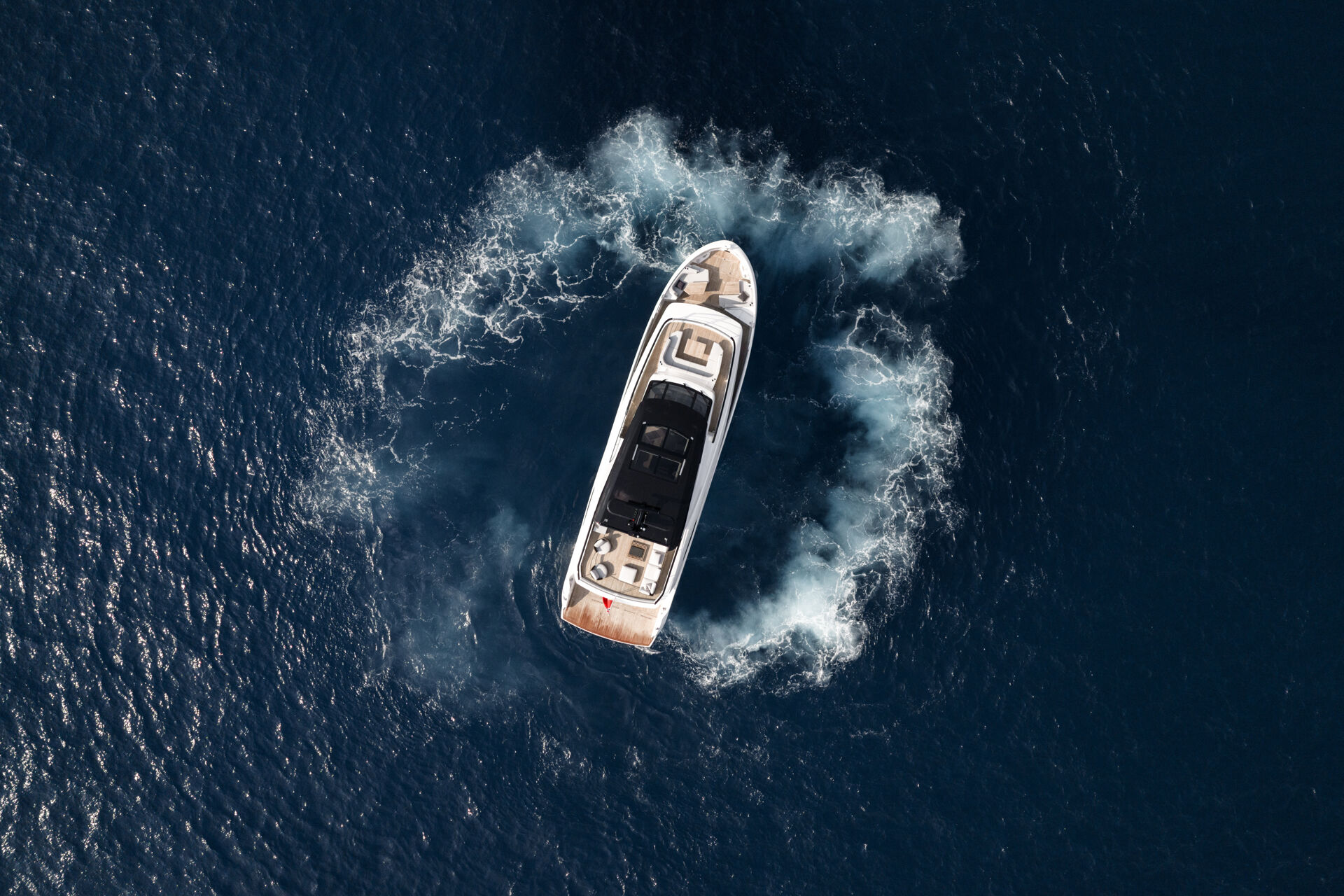 יאכטה מנועית Sunseeker 82 Ocean Enclosed - סטרים יאכטות 