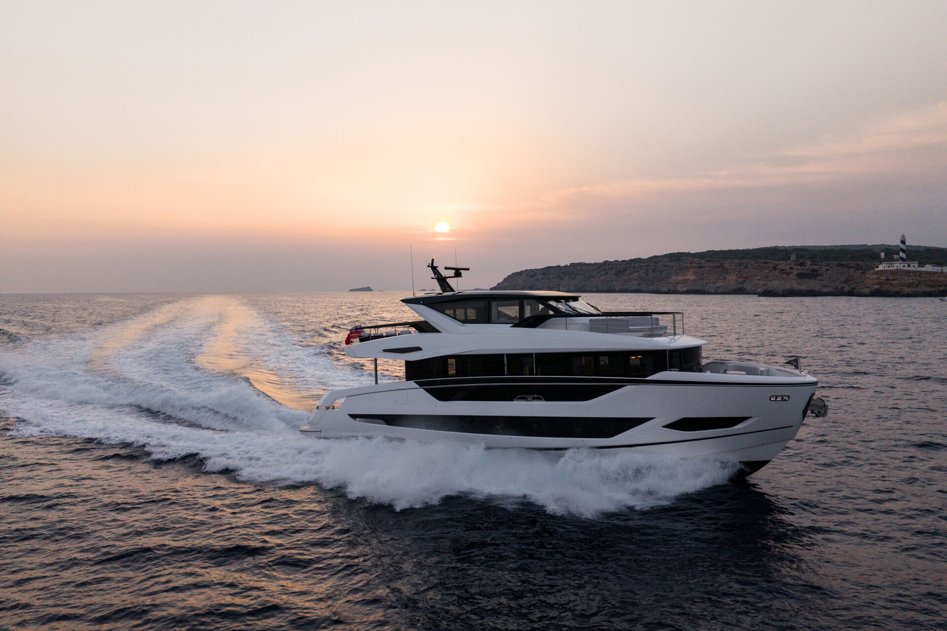 יאכטה מנועית Sunseeker 82 Ocean Enclosed - סטרים יאכטות 