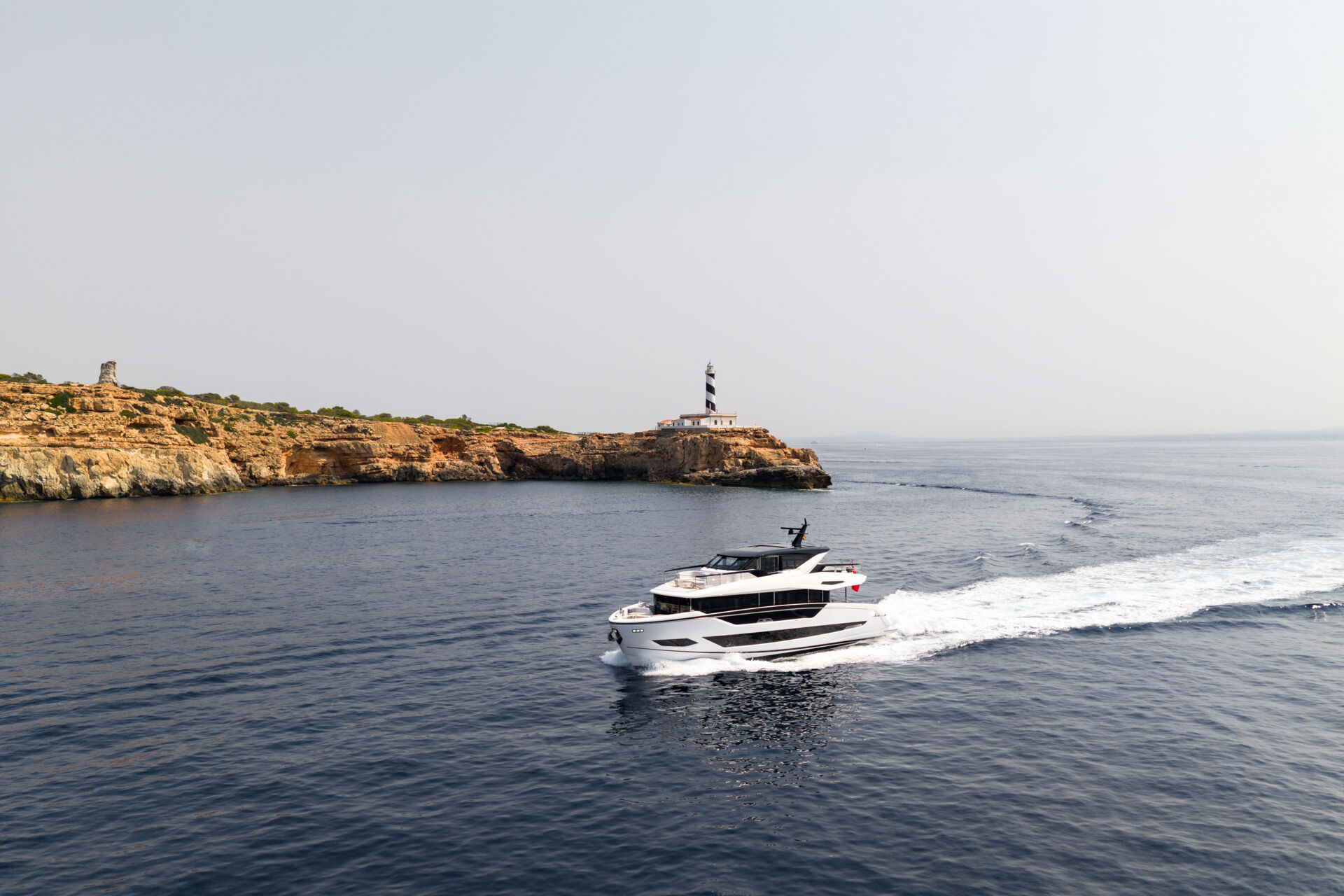 יאכטה מנועית Sunseeker 82 Ocean Enclosed - סטרים יאכטות 