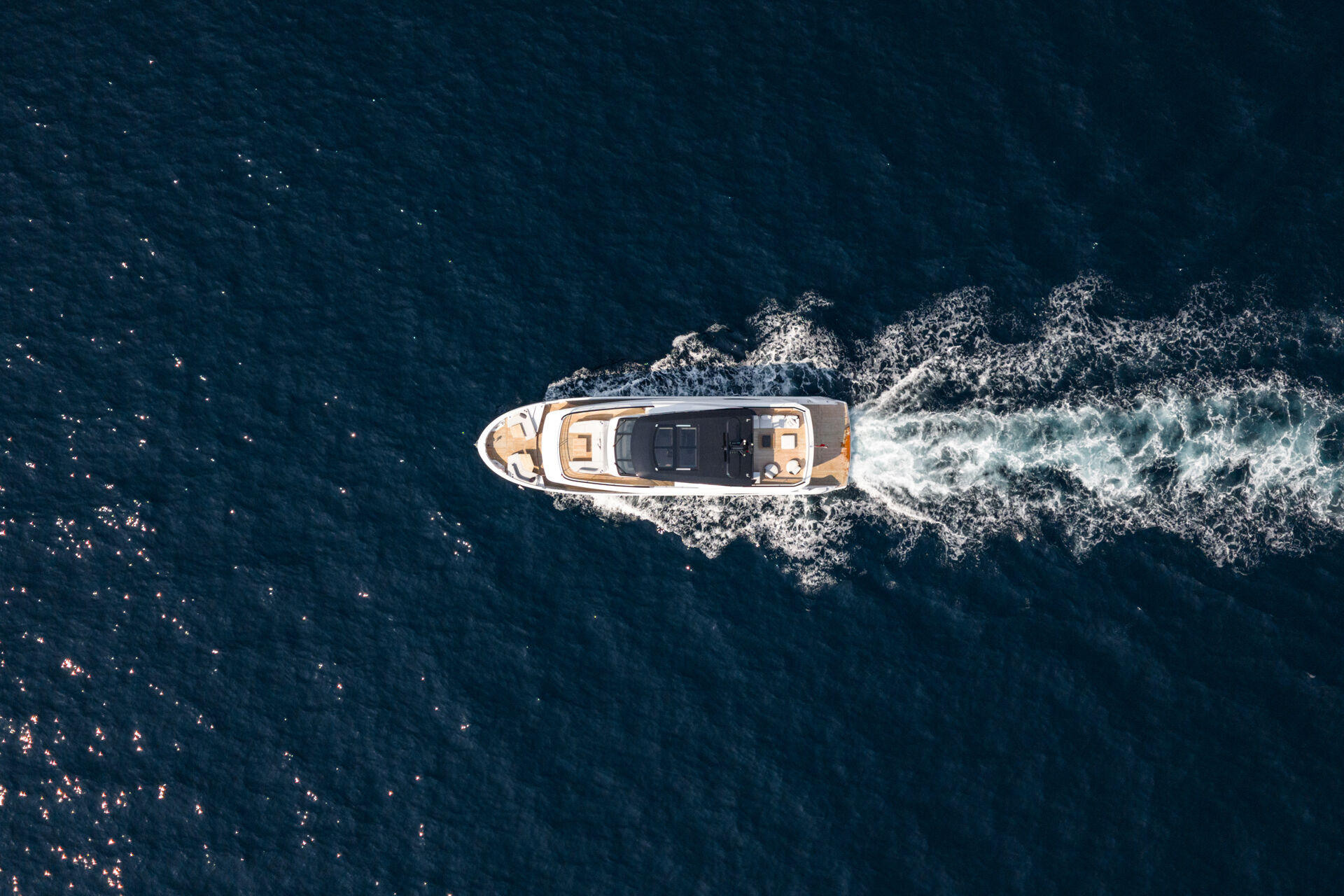 יאכטה מנועית Sunseeker 82 Ocean Enclosed - סטרים יאכטות 
