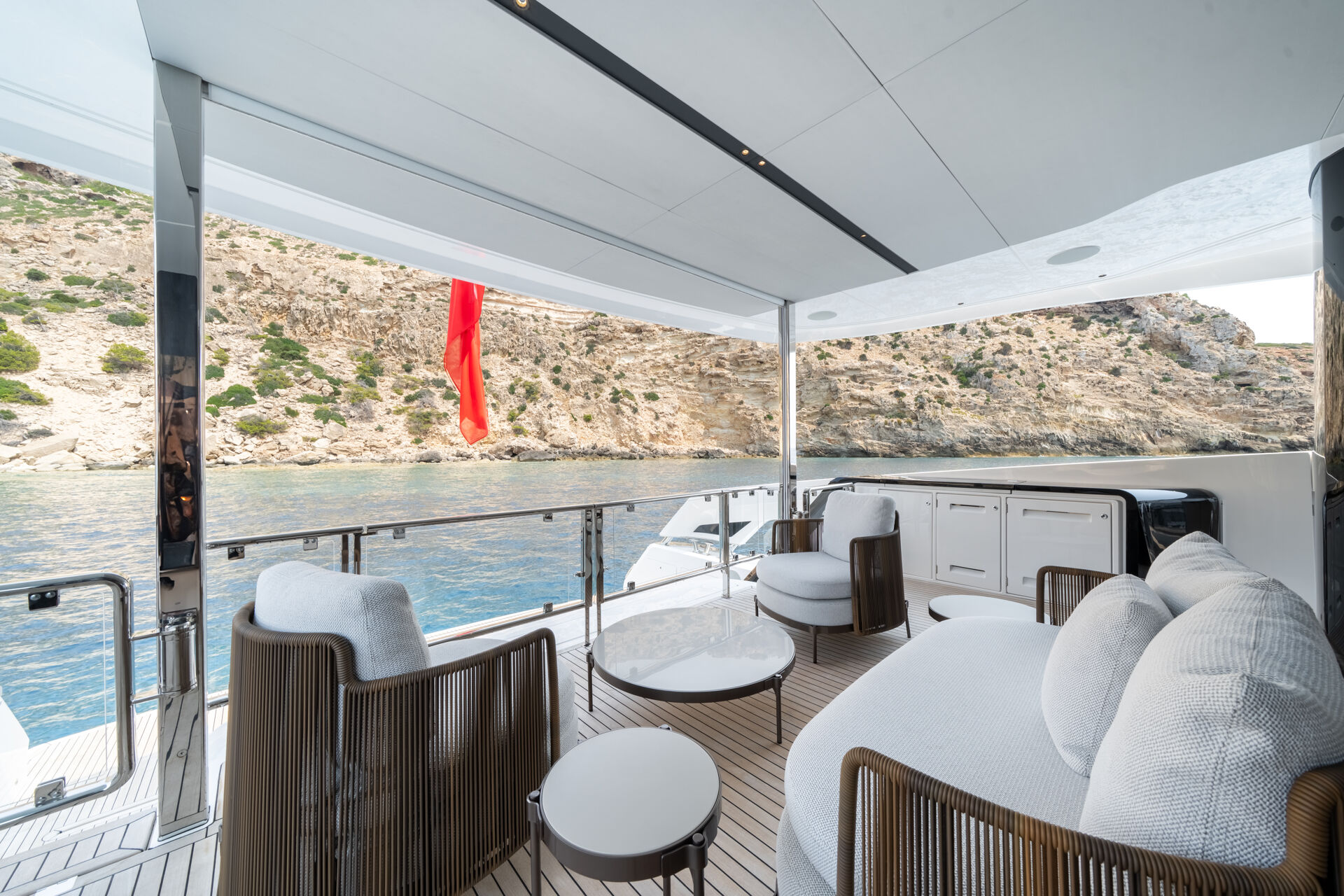 יאכטה מנועית Sunseeker 82 Ocean Enclosed - סטרים יאכטות 