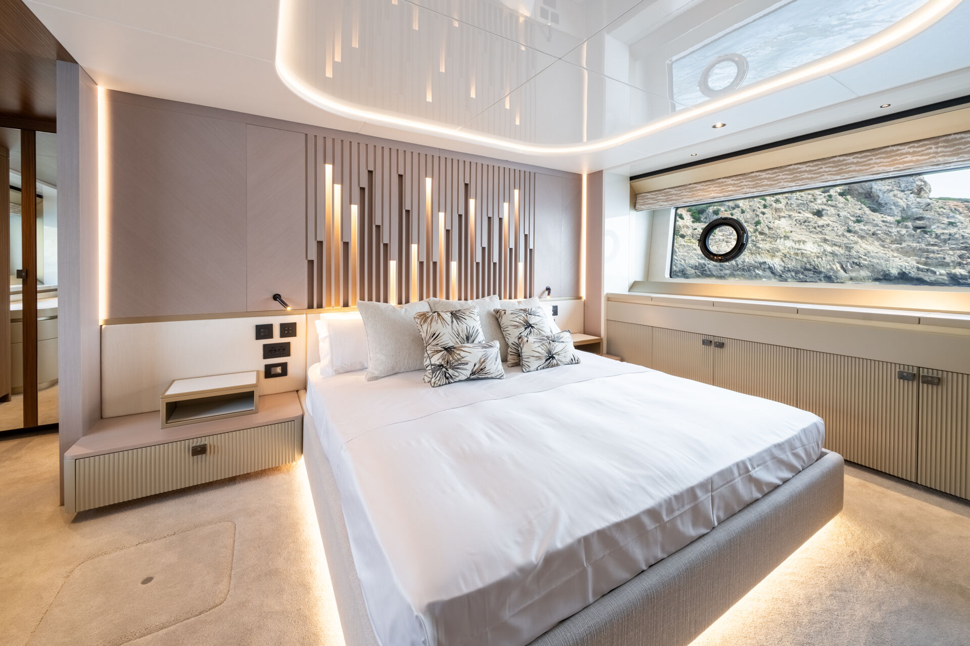 יאכטה מנועית Sunseeker 82 Ocean Enclosed - סטרים יאכטות 